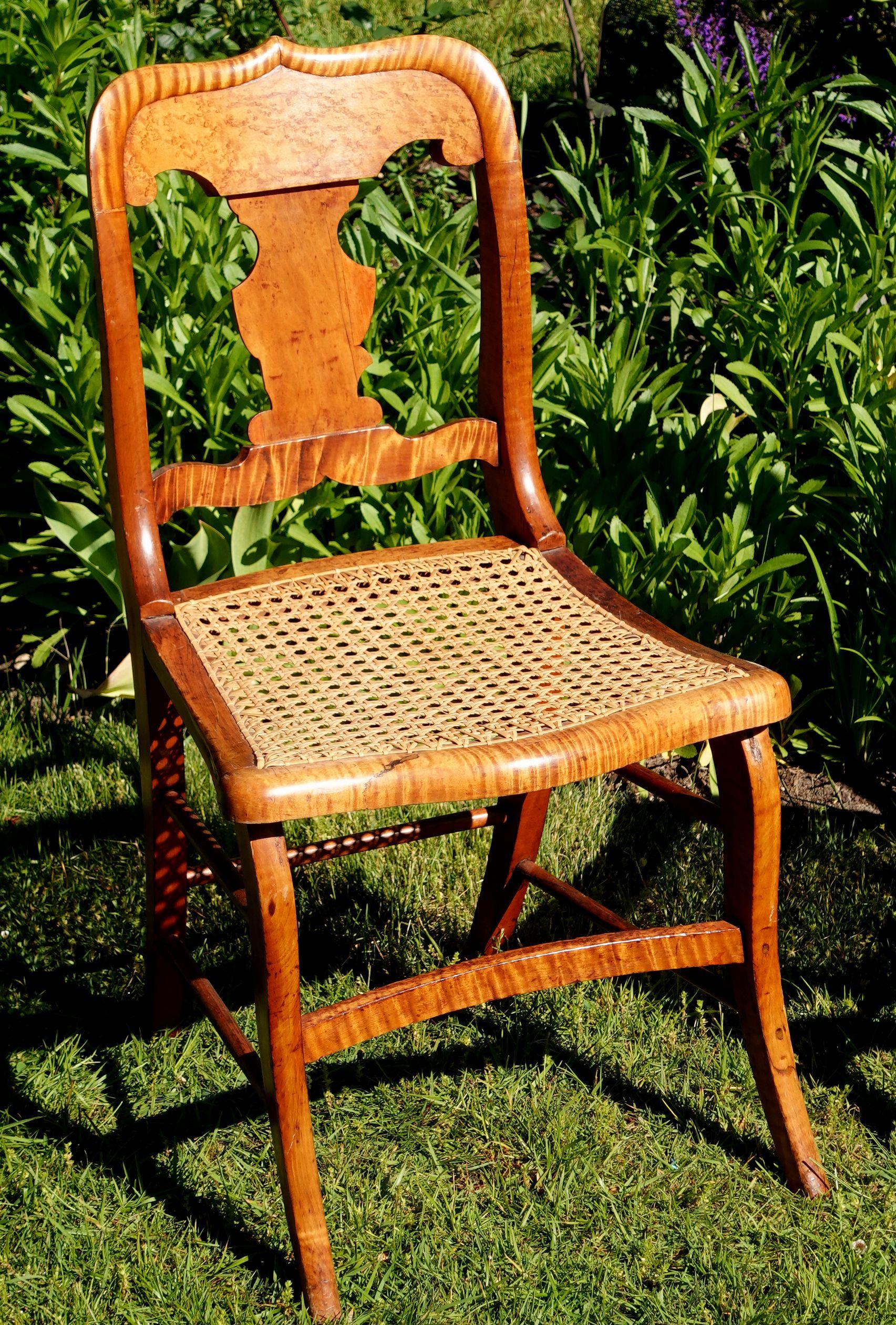 Antiguo 2 Federal Tiger Maple & Bird's Eye Cane Seat Comedor Charis Tallado a mano en venta