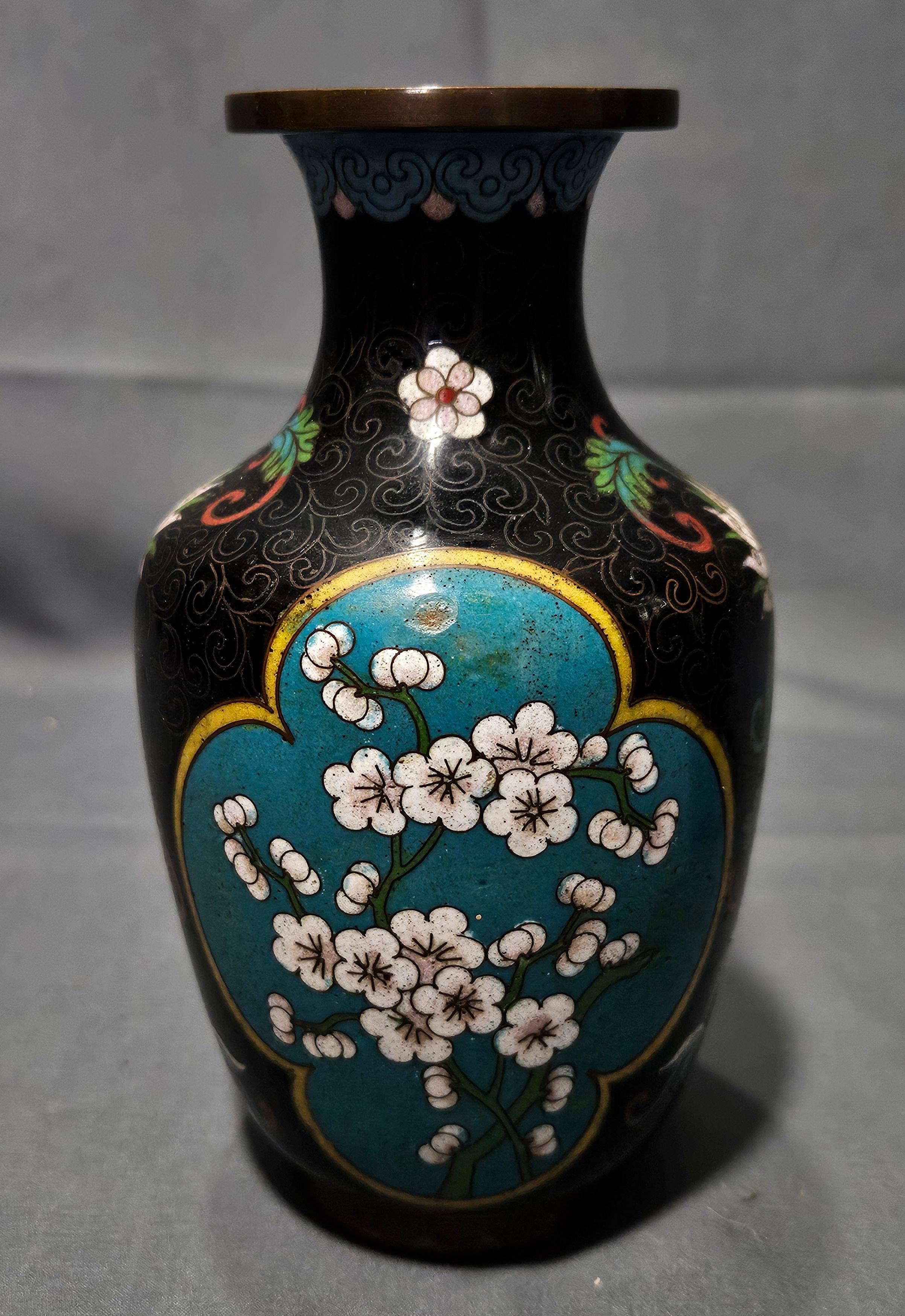 Lavoro di qualità, Antique 2 Japanese Cloisonné Meiji Period Vases, Signed opm one vase.
Dimensioni;
Più grande: 4