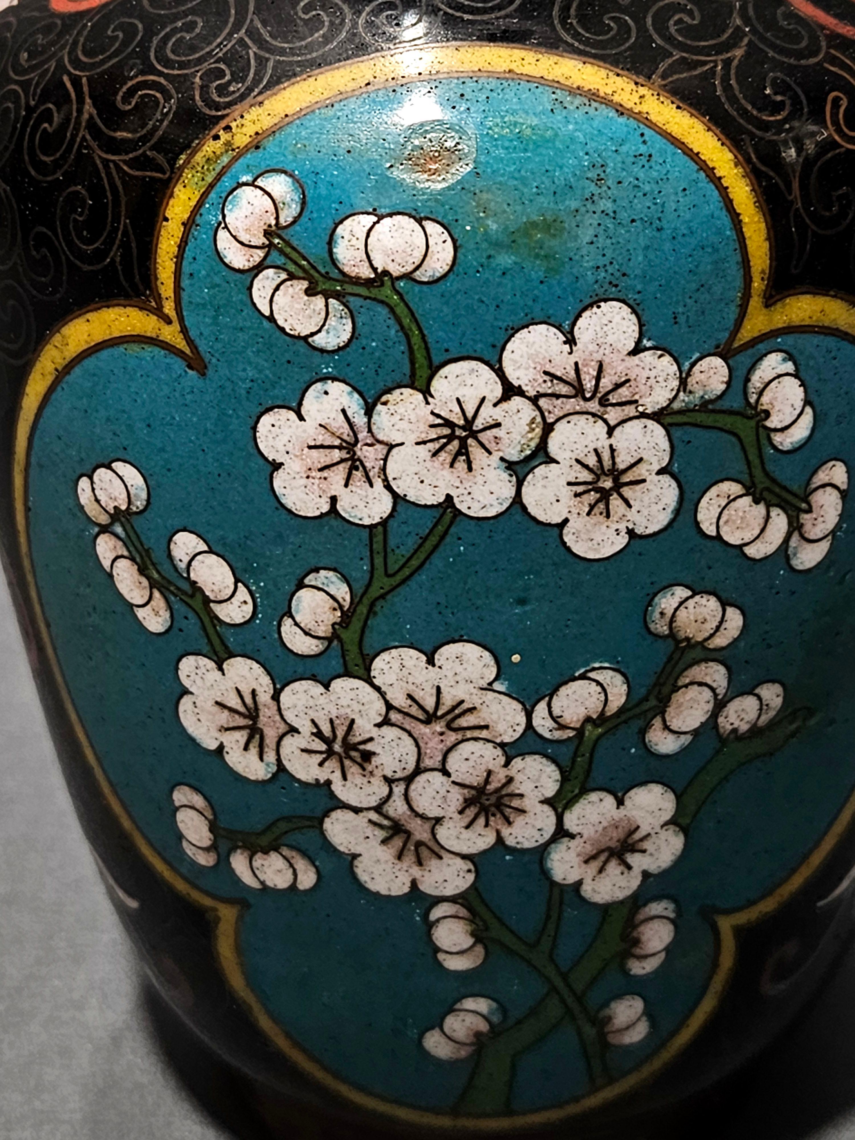 Cinese Antichi 2 vasi giapponesi cloisonné del periodo Meiji, firmati in vendita