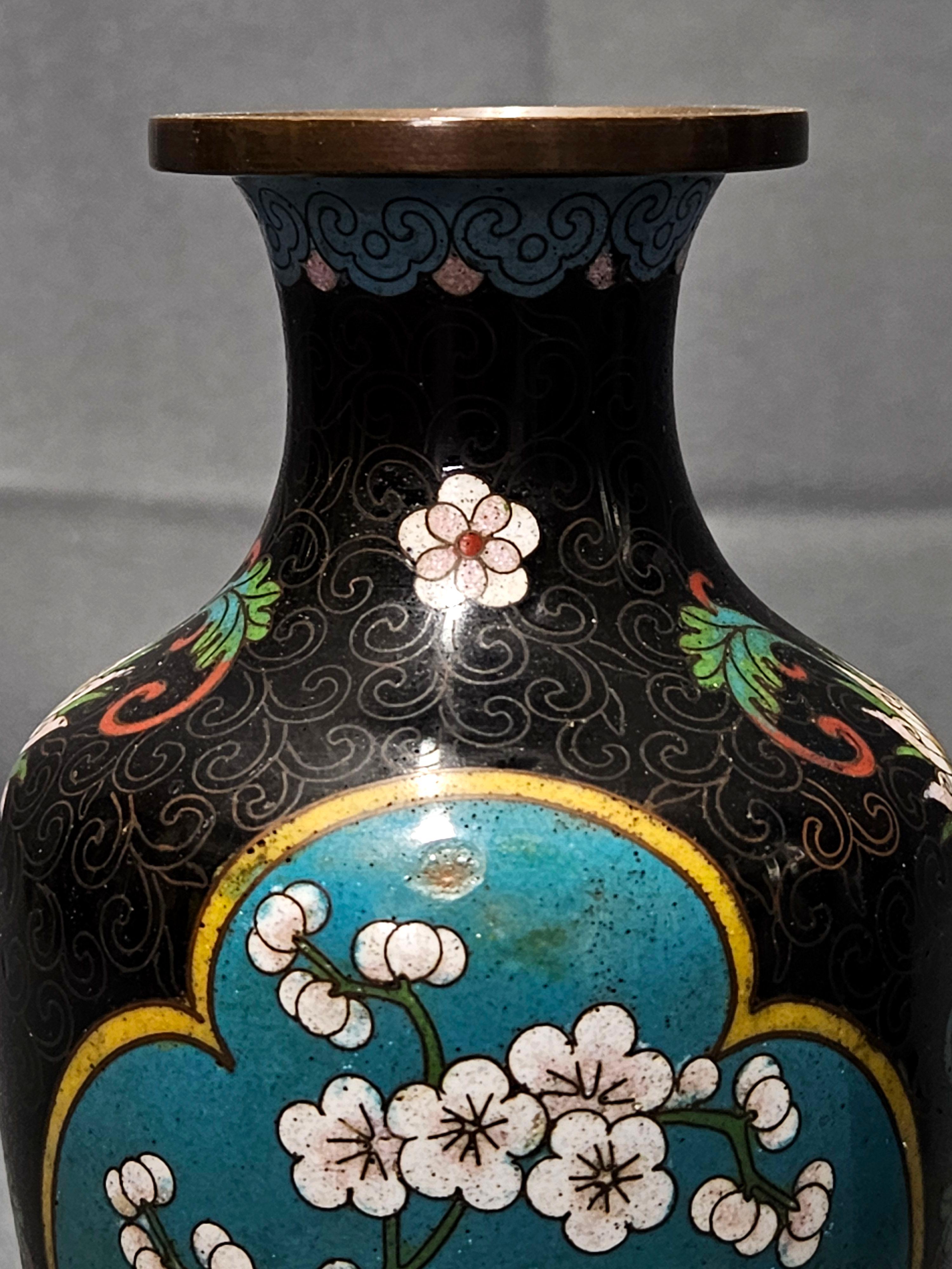 Fatto a mano Antichi 2 vasi giapponesi cloisonné del periodo Meiji, firmati in vendita