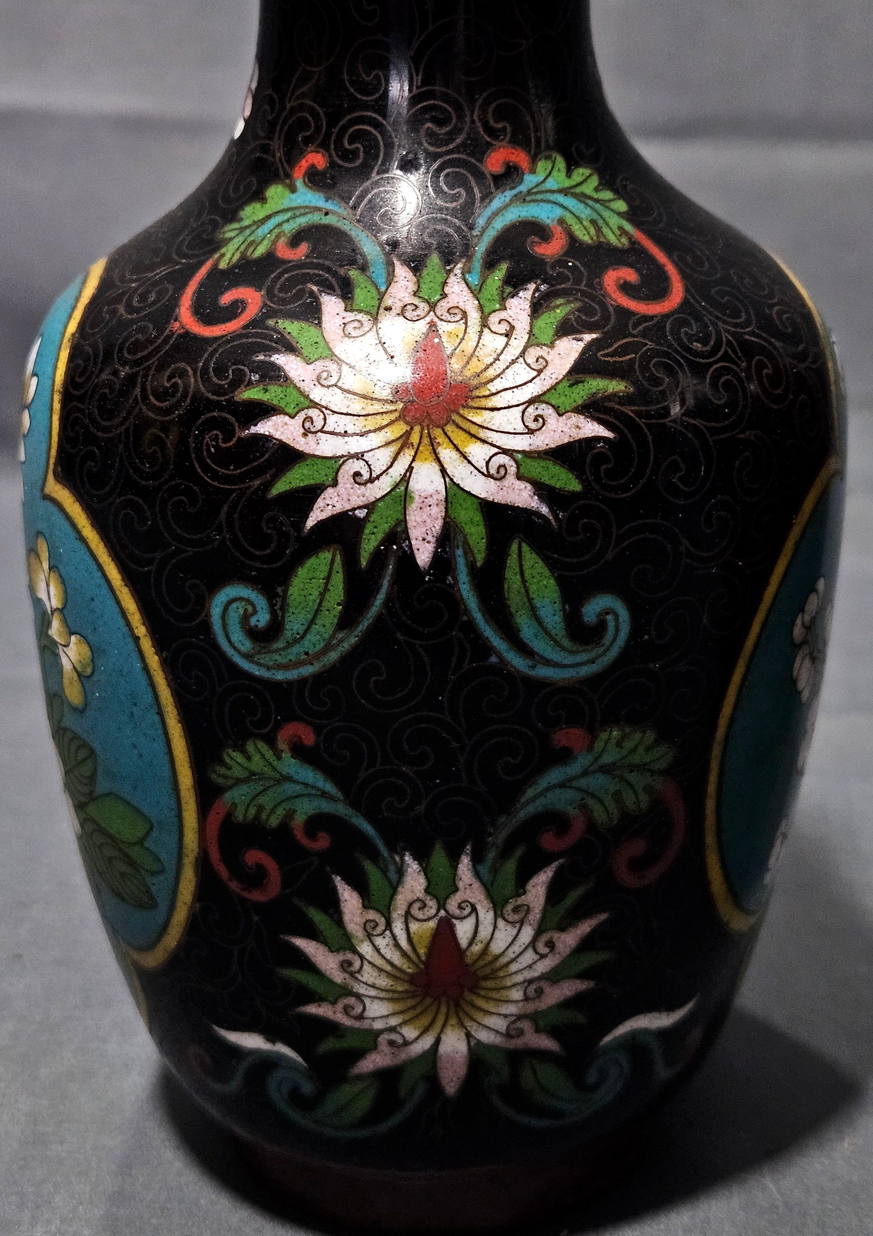XIX secolo Antichi 2 vasi giapponesi cloisonné del periodo Meiji, firmati in vendita