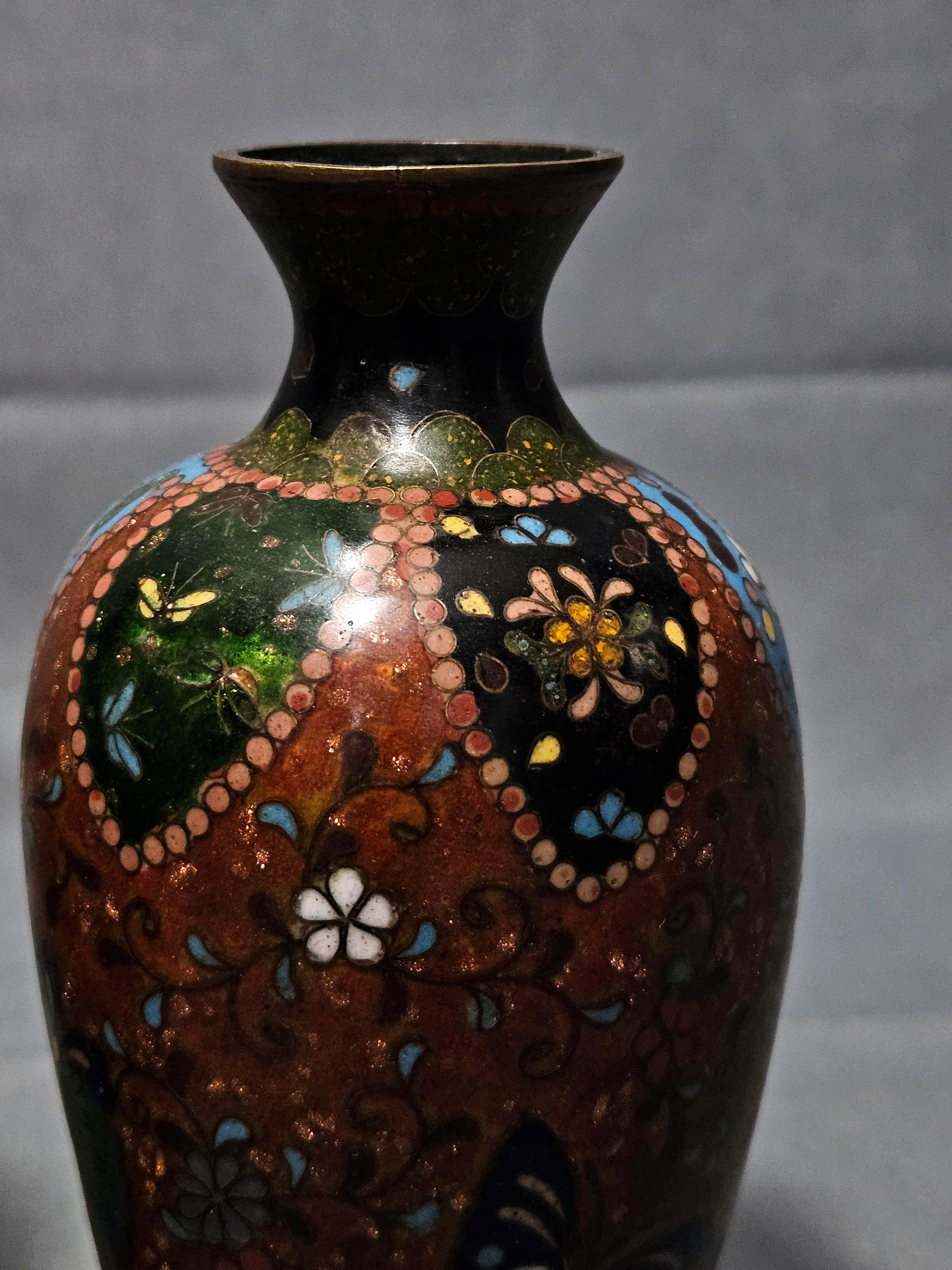 Bronzo Antichi 2 vasi giapponesi cloisonné del periodo Meiji, firmati in vendita