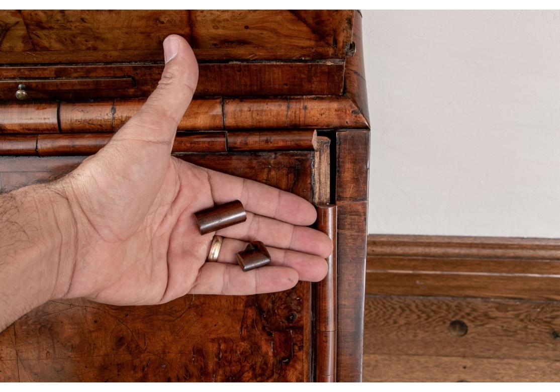 Antiker 2-teiliger englischer Bücherregalschrank aus Wurzelholz - um 1730 -1750 zur Restaurierung im Zustand „Starke Gebrauchsspuren“ im Angebot in Bridgeport, CT