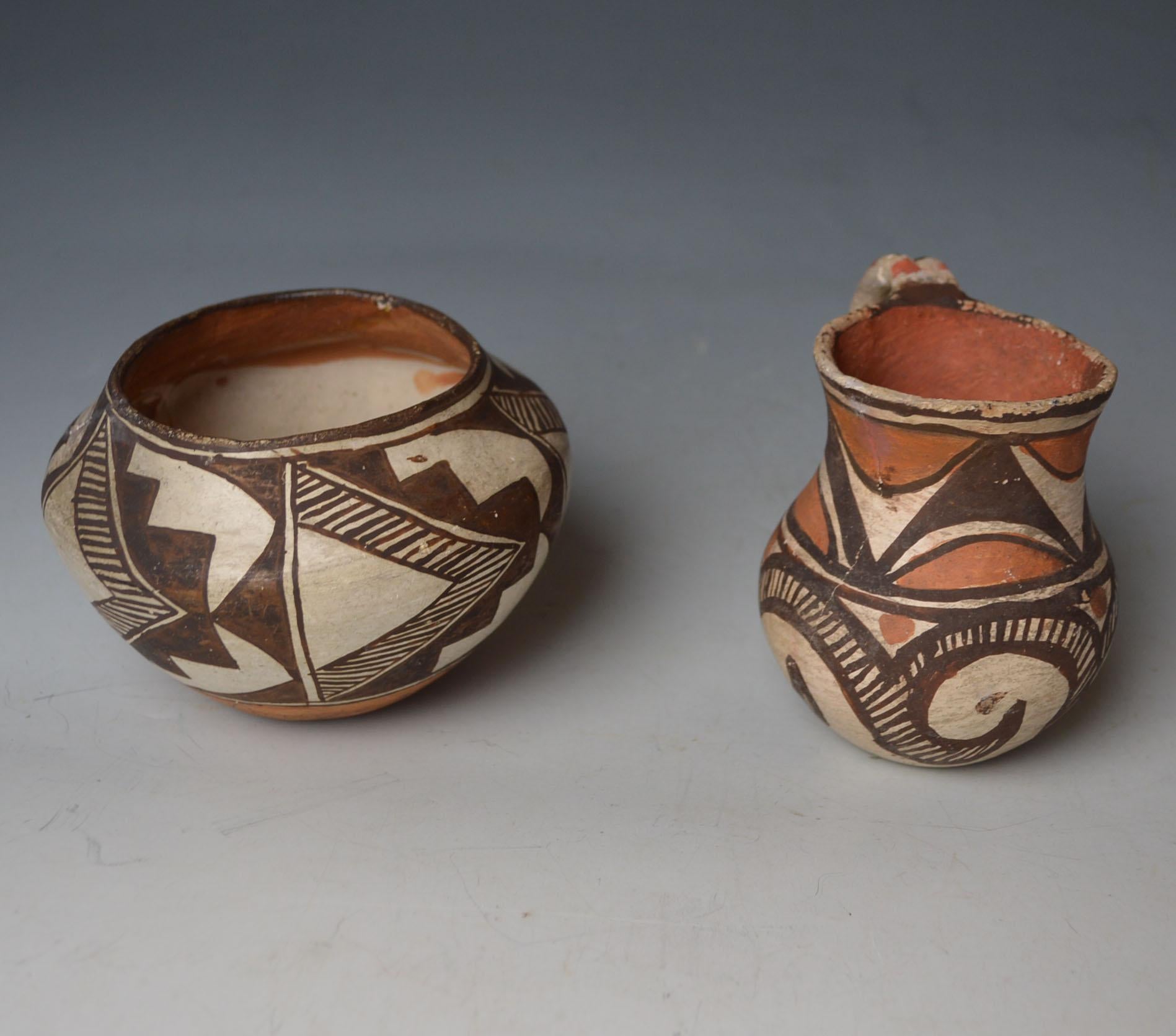 2 Old pueblo pottery items: Acoma bowl and a jug or possibly Casas Grandes, the bowl has a old inscription on bottom Rosa t pueblo.... .. cant quite make it out
Size Bowl 5 x 4 inches 13 x 10 cm Jug 4 x 4 inches 10 x 10 cm
Condition: Acoma bowl
