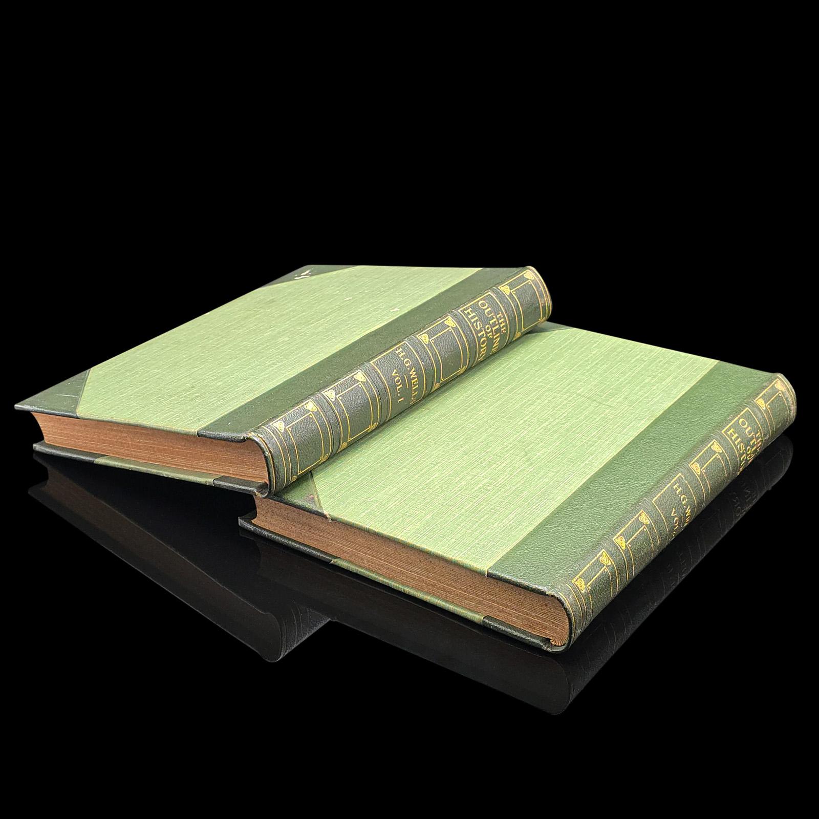 Dies ist ein Satz von zwei antiken Bänden von The Outline of History von H.G. Wells, ein berühmtes Nachschlagewerk des frühen 20. Jahrhunderts, das die Entwicklung des Lebens und der Zivilisation beschreibt. Diese umfangreichen, gebundenen und reich