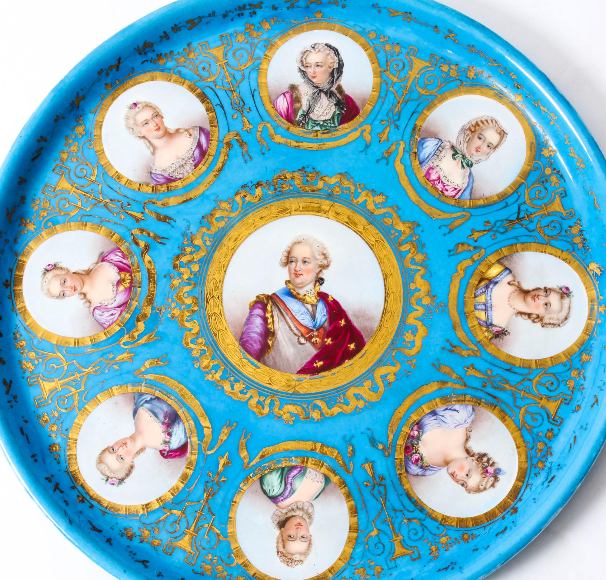 Es handelt sich um ein großes, dekoratives, antikes französisches Porzellangeschirr aus Sèvres mit Ormolu-Montierung, das Porträts von Ludwig XVI. und wichtigen Mitgliedern seines Hofes zeigt. Die Rückseite ist mit der blauen Unterglasurmarke der