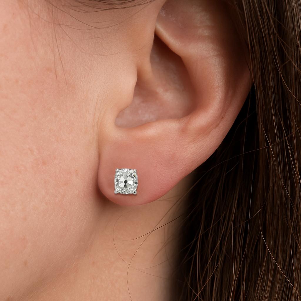 GIA Certified 2.20 Carat Old Mine Cut Diamond Stud Earrings in White Gold (Art déco) im Angebot