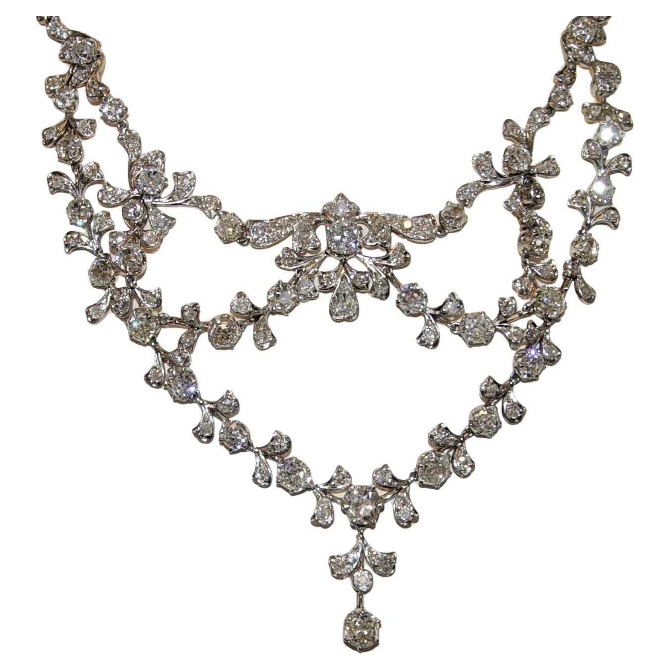 Preciosa declaración a la opulencia de la Era Victoriana. Este collar está en perfecto estado para llevarlo puesto, teniendo en cuenta su antigüedad. Está hecho de PLATINO y oro de 18 quilates (no estampado, sino comprobado con un equipo de