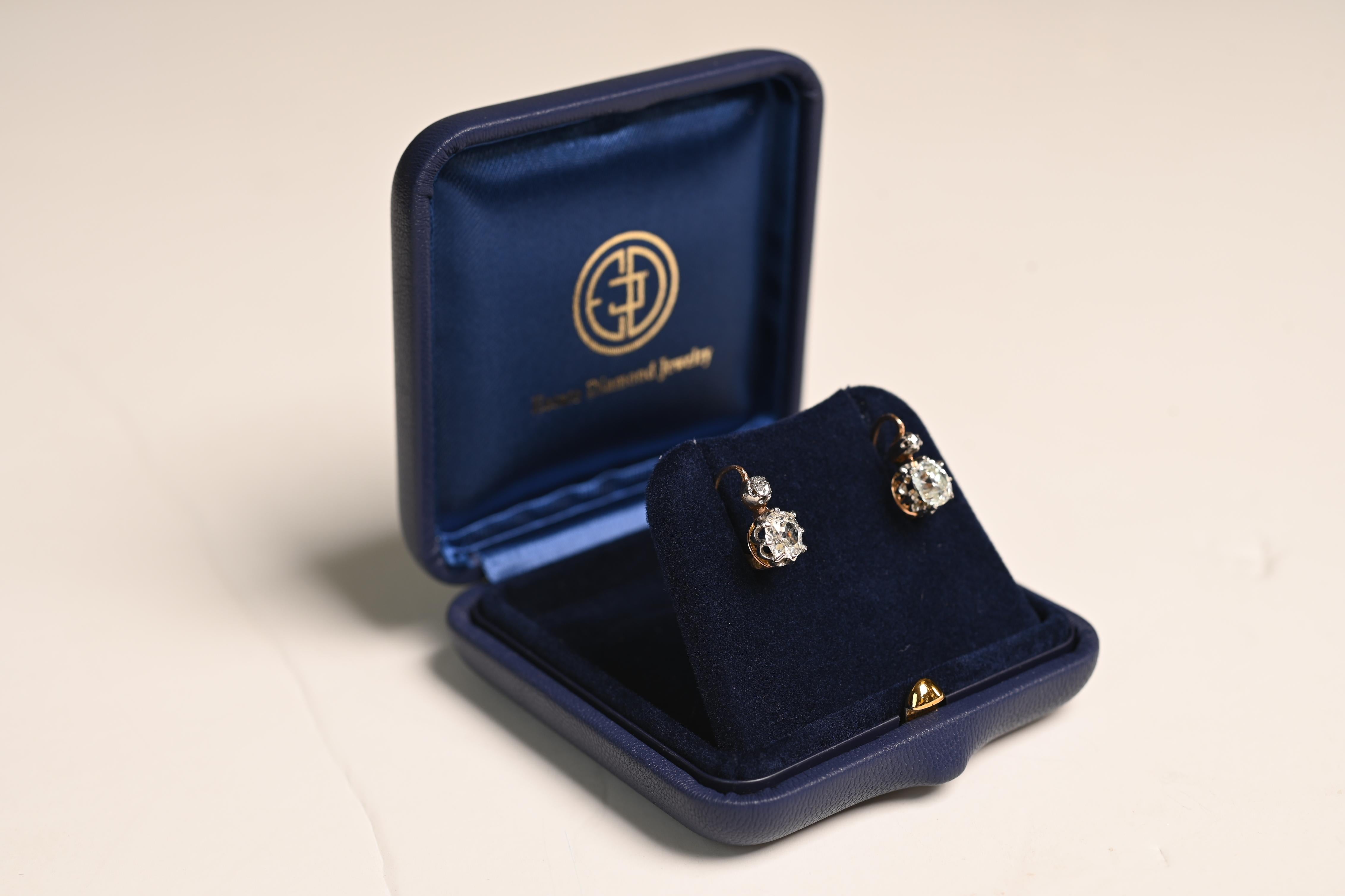 Dieses exquisite Paar antiker Ohrringe aus 18-karätigem Gelbgold präsentiert zwei atemberaubende antike Diamanten im Kissenschliff, die sicher in Zacken gefasst sind. Zusammen wiegen diese Diamanten etwa 2 Karat und weisen eine schöne