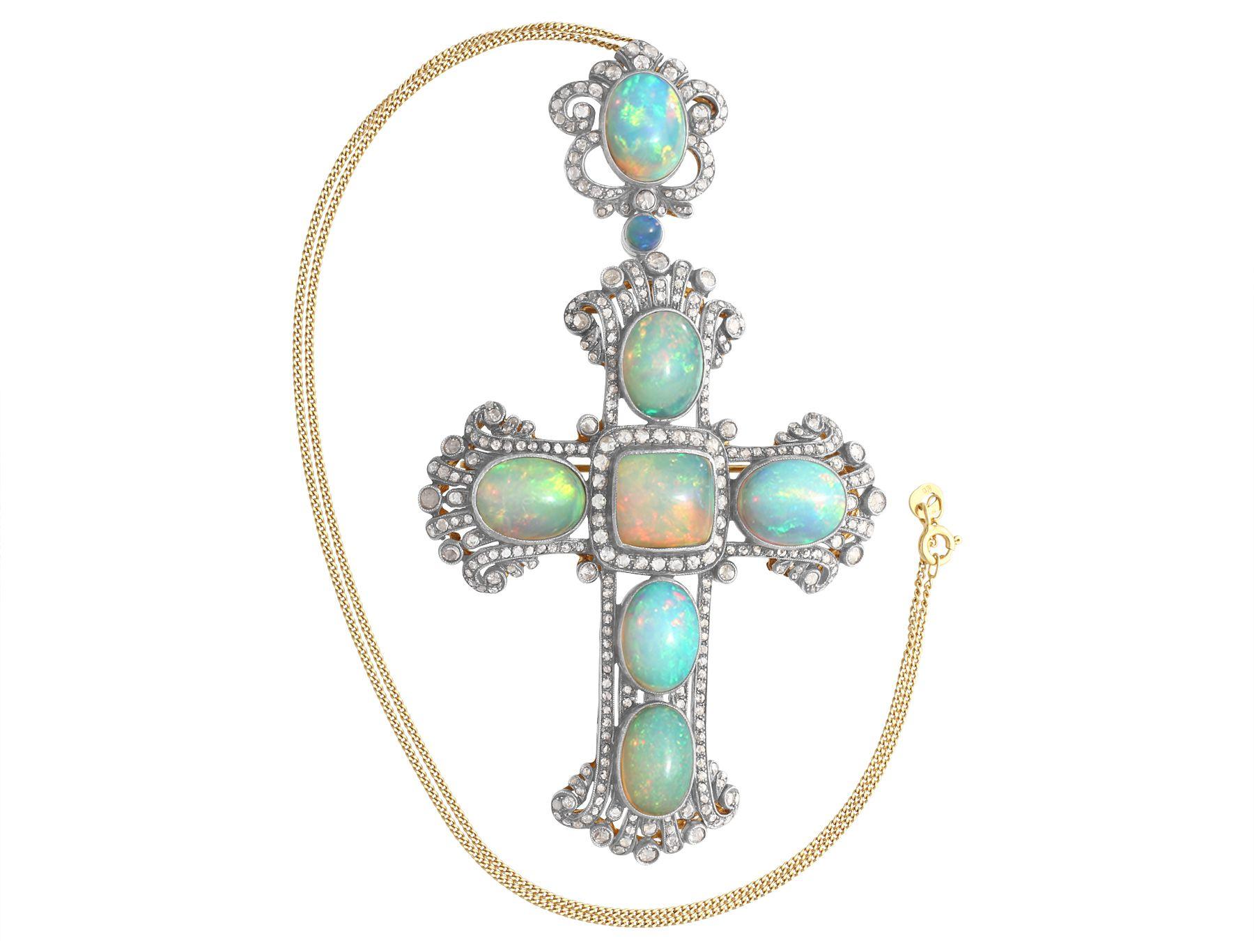 Victorien Broche pendentif ancienne en forme de croix en argent doré avec opale de 20,34 carats et diamants de 4,63 carats en vente