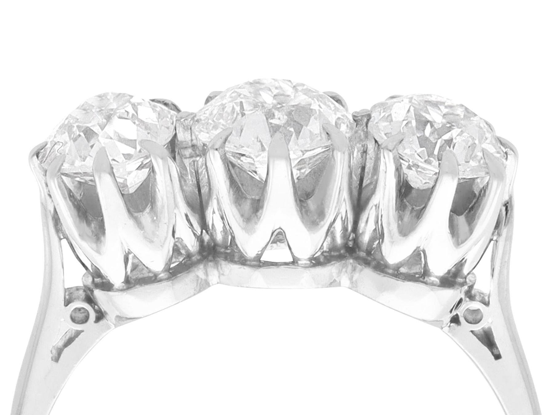 Ein atemberaubender, feiner und beeindruckender Trilogie-Ring aus 2,06 Karat Diamanten und Platin; Teil unserer vielfältigen Verlobungsring-Kollektionen

Dieser atemberaubende, feine und beeindruckende antike Diamant-Verlobungsring wurde in Platin