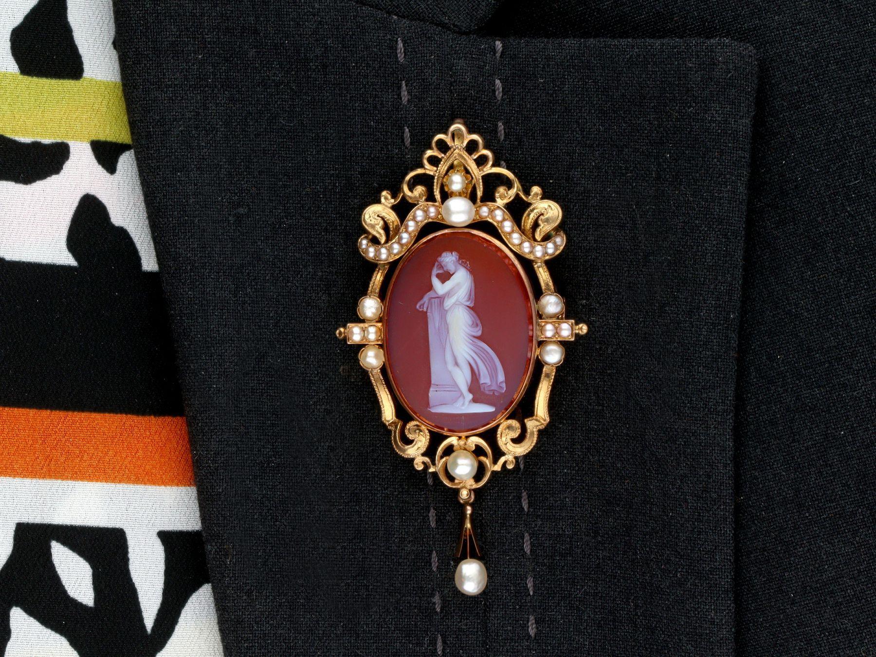 Antique 20.61 Quartz Hardstone and Pearl Yellow Gold Cameo Brooch / Pendant For Sale 4