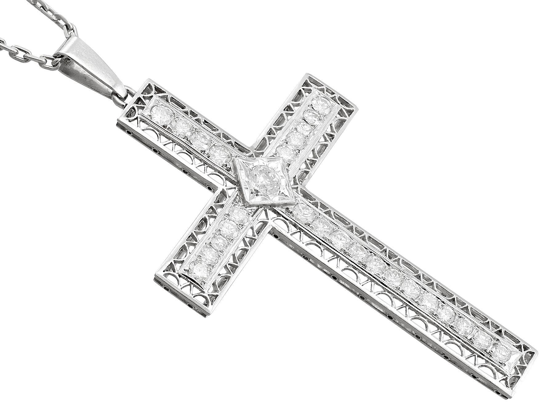 Taille ronde Pendentif croix ancien en platine et diamants de 2,07 carats, c. 1920 en vente