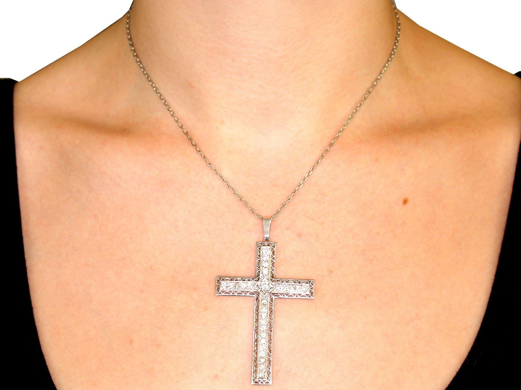 Pendentif croix ancien en platine et diamants de 2,07 carats, c. 1920 en vente 2