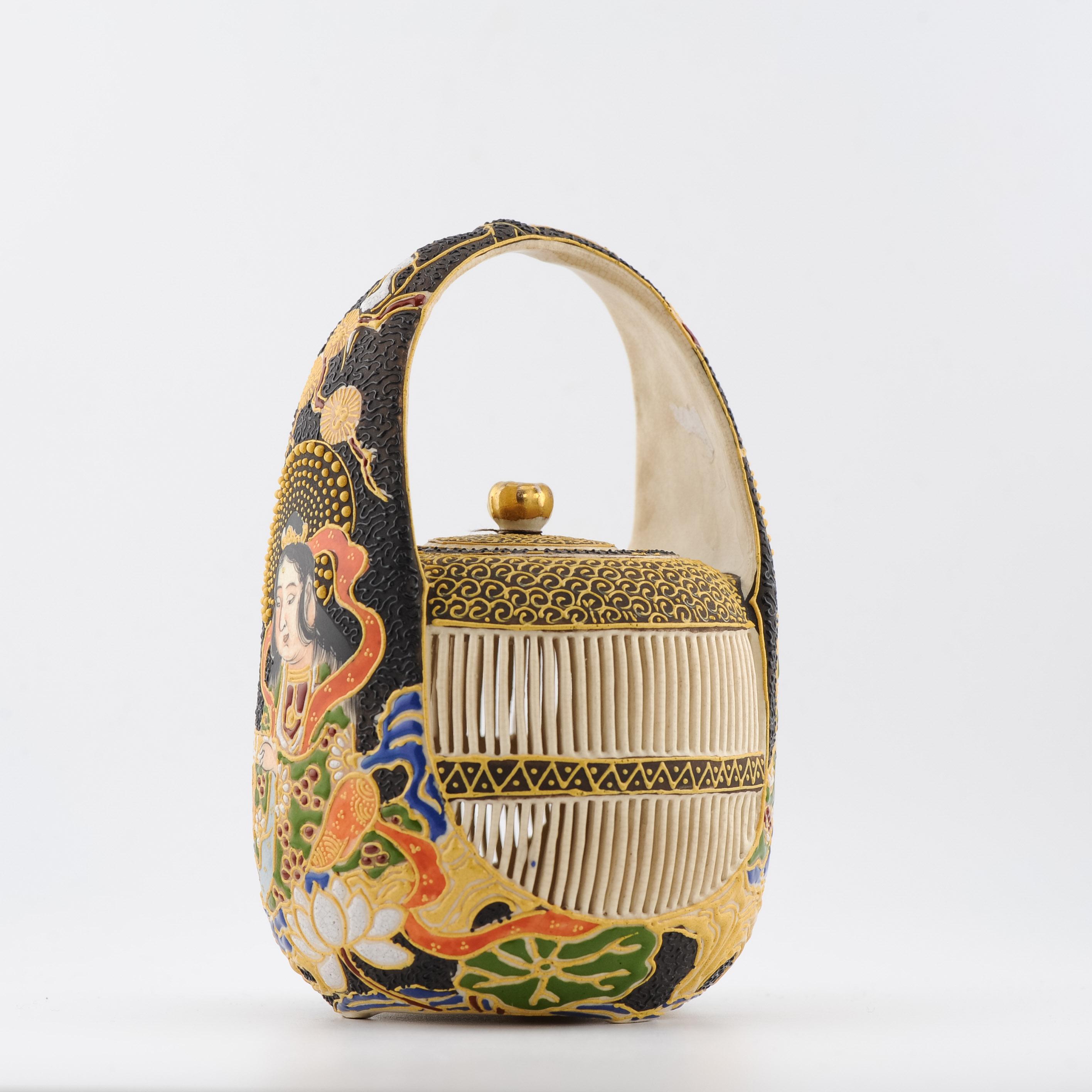 
Just wanted to share this new arrival with you. A Japanese satsuma cricket box
Origin: Japan
Age: 20th century Meiji


Condition
Perfect. Size: Height 15CM Diameter 9.5CM
Period
20th century Meiji Periode (1867-1912)