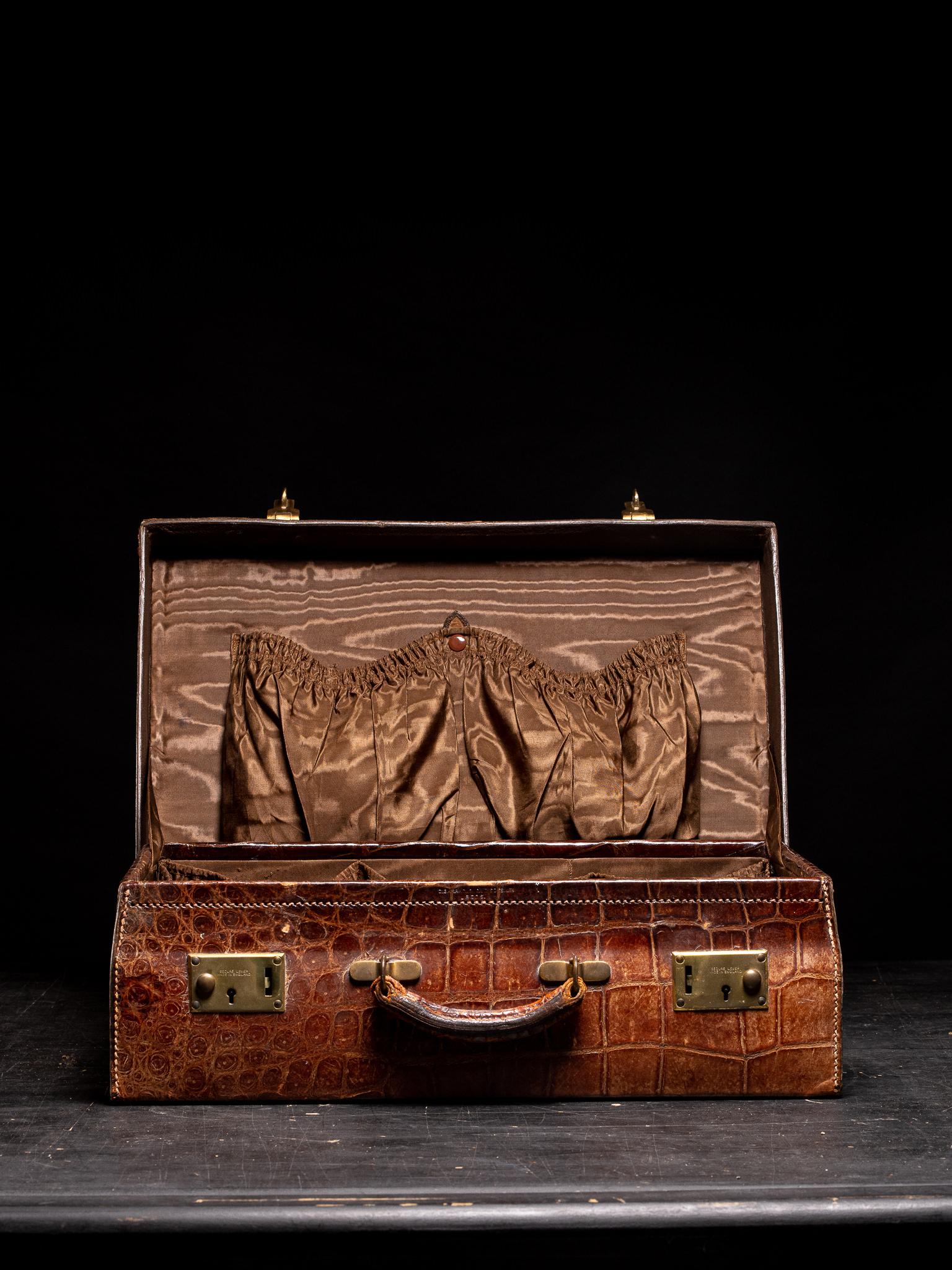 Antike Krokodil-Reisetasche aus dem frühen 20. Jahrhundert aus britischer Produktion, mit originalem Baumwollfutter und kleinem Dokumentenhalter im Inneren. Das Etui strahlt Stil und Eleganz aus und ist ein fantastischer Gesprächsstoff, ein sehr