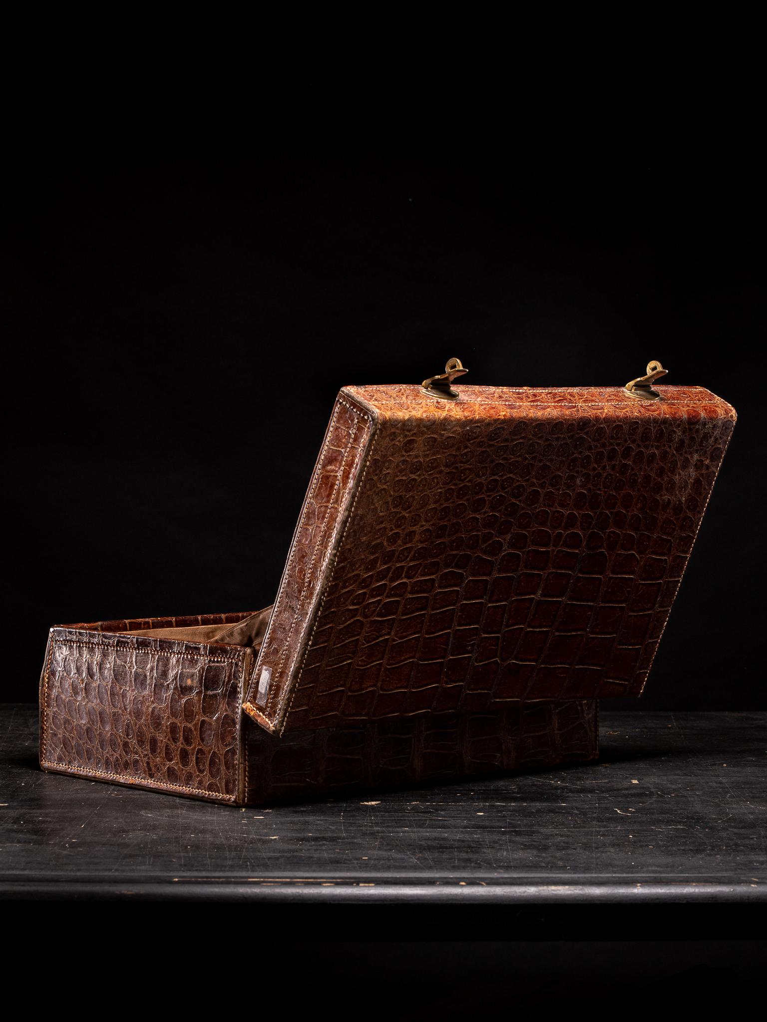 Antiker 20. Jh. Handgefertigter Krokodil-Reisekoffer mit Übernachtung im Zustand „Gut“ im Angebot in Leuven , BE