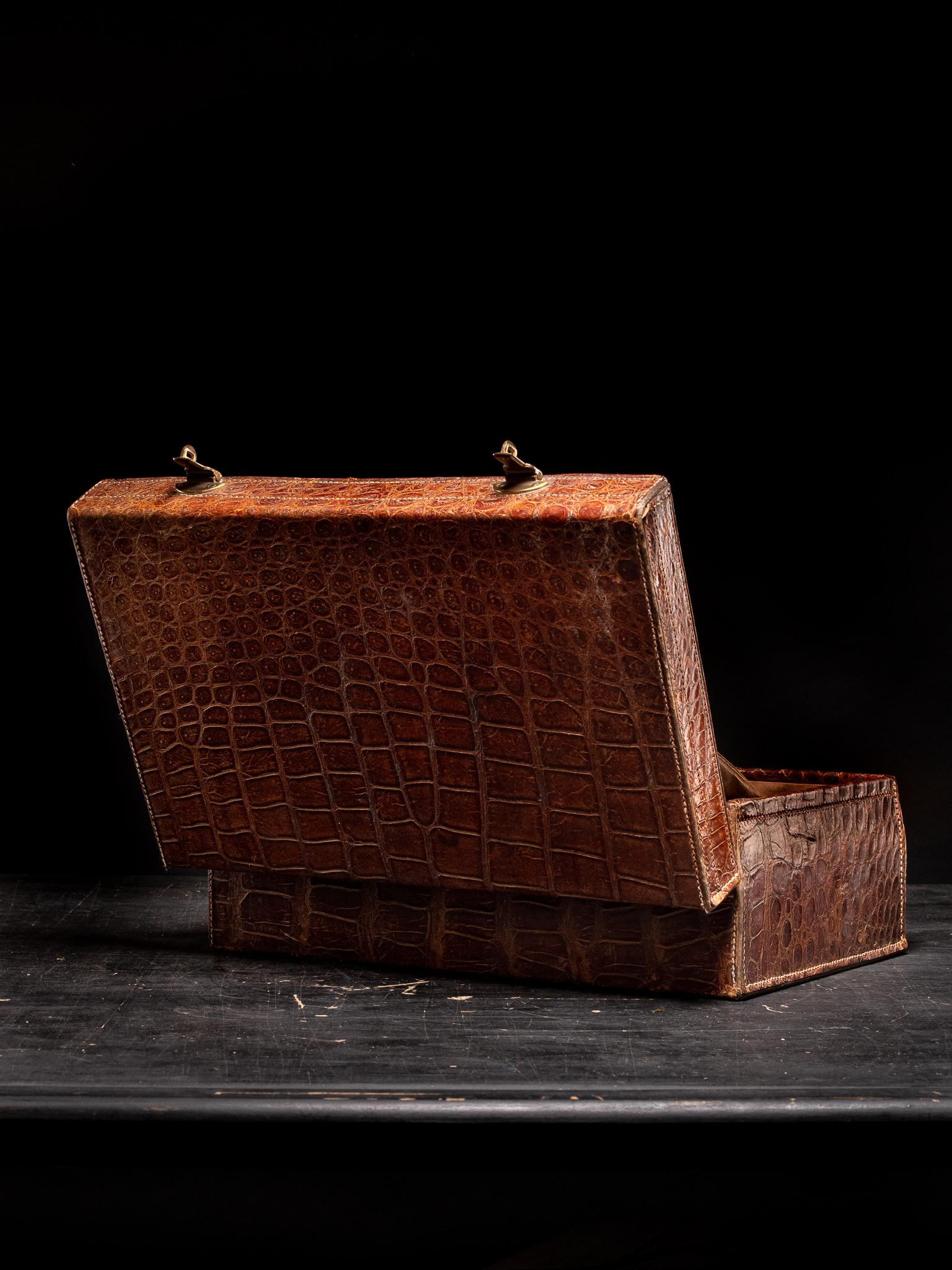 Antiker 20. Jh. Handgefertigter Krokodil-Reisekoffer mit Übernachtung (19. Jahrhundert) im Angebot