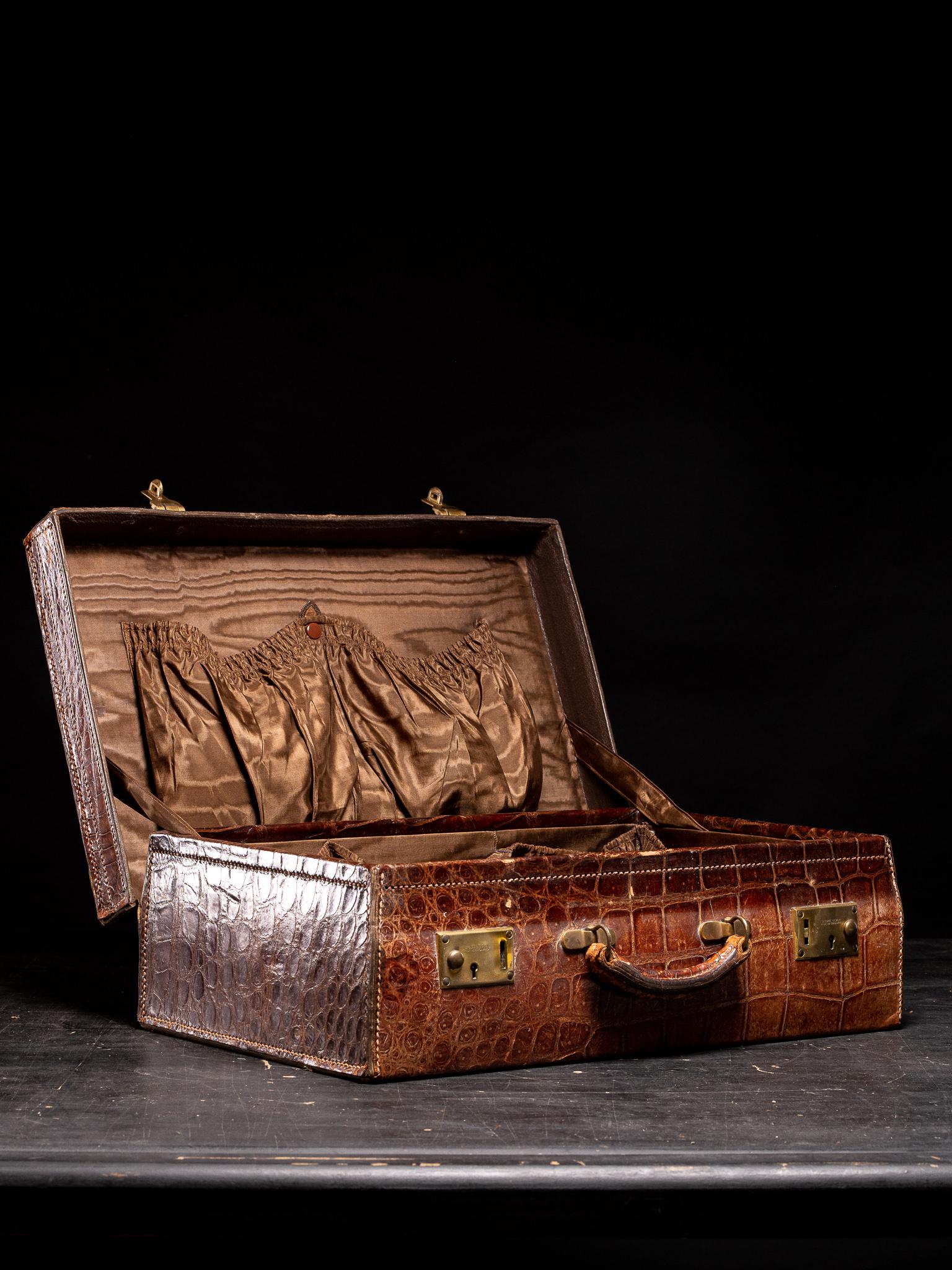 Antique 20th C Handmade Crocodile Travel Overnight Suitcase In Good Condition For Sale In Leuven , BE