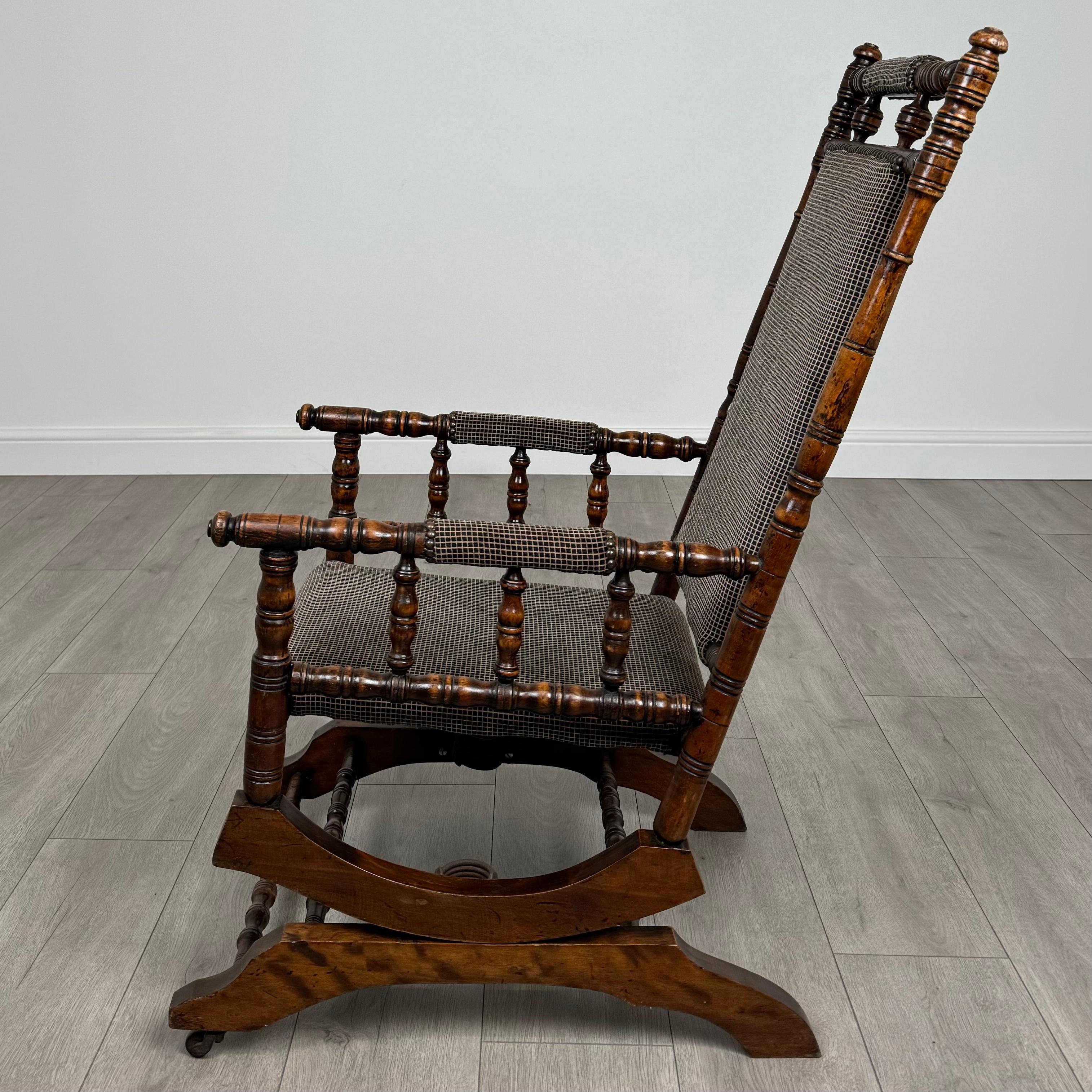 Britannique Fauteuil à bascule américain ancien du 20ème siècle en hêtre ( REF AF-3649 ) en vente