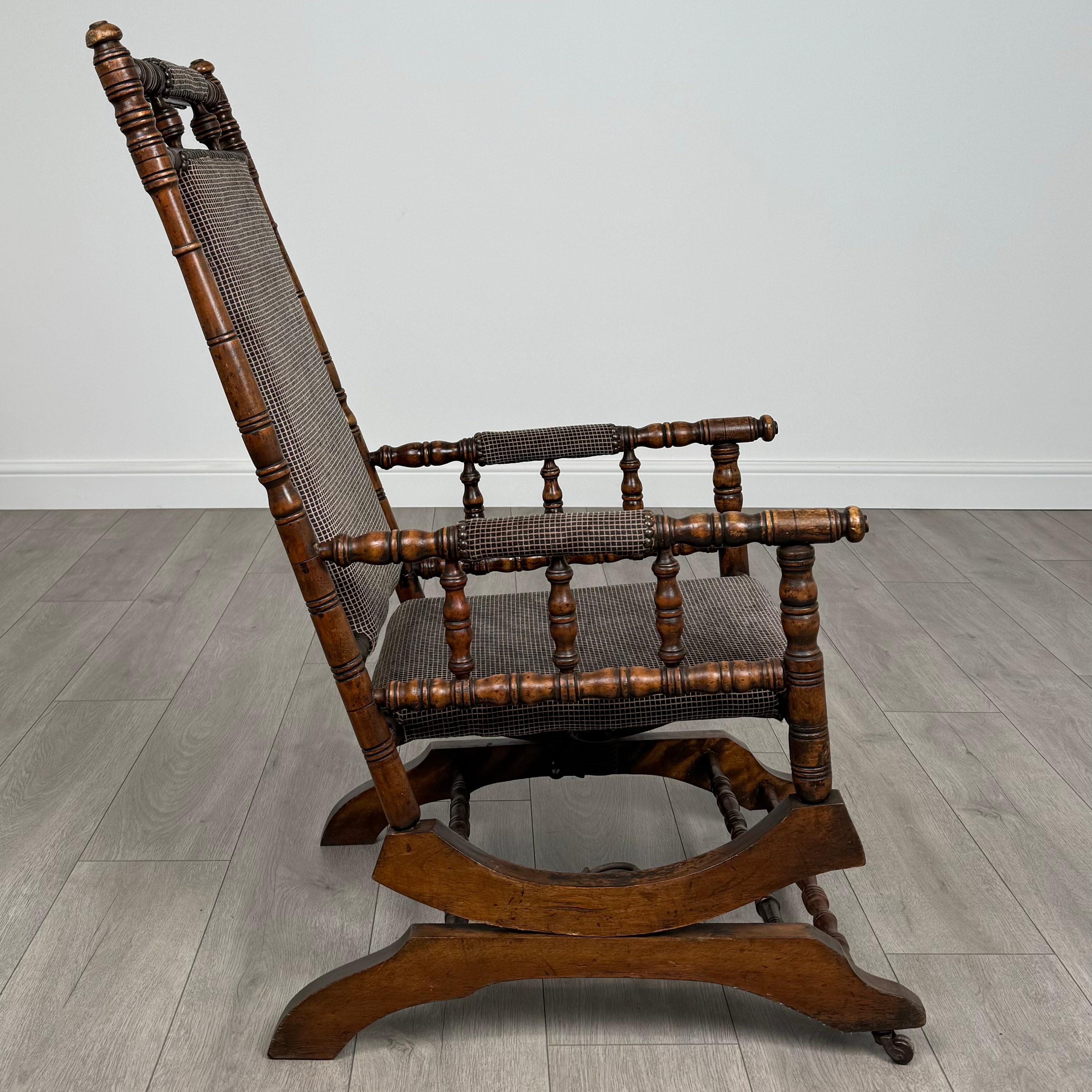 Fauteuil à bascule américain ancien du 20ème siècle en hêtre ( REF AF-3649 ) en vente 1