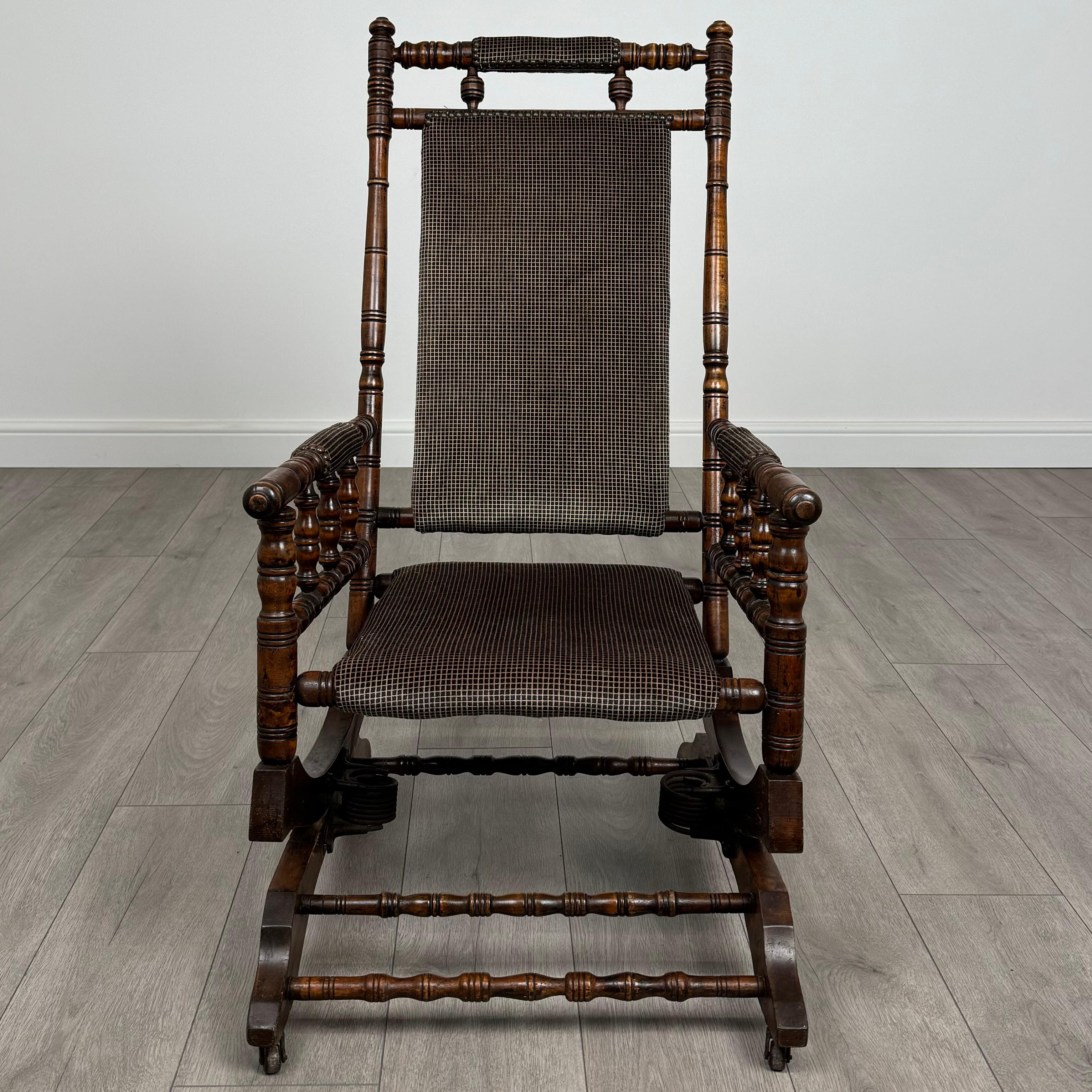 Fauteuil à bascule américain ancien du 20ème siècle en hêtre ( REF AF-3649 ) en vente 3