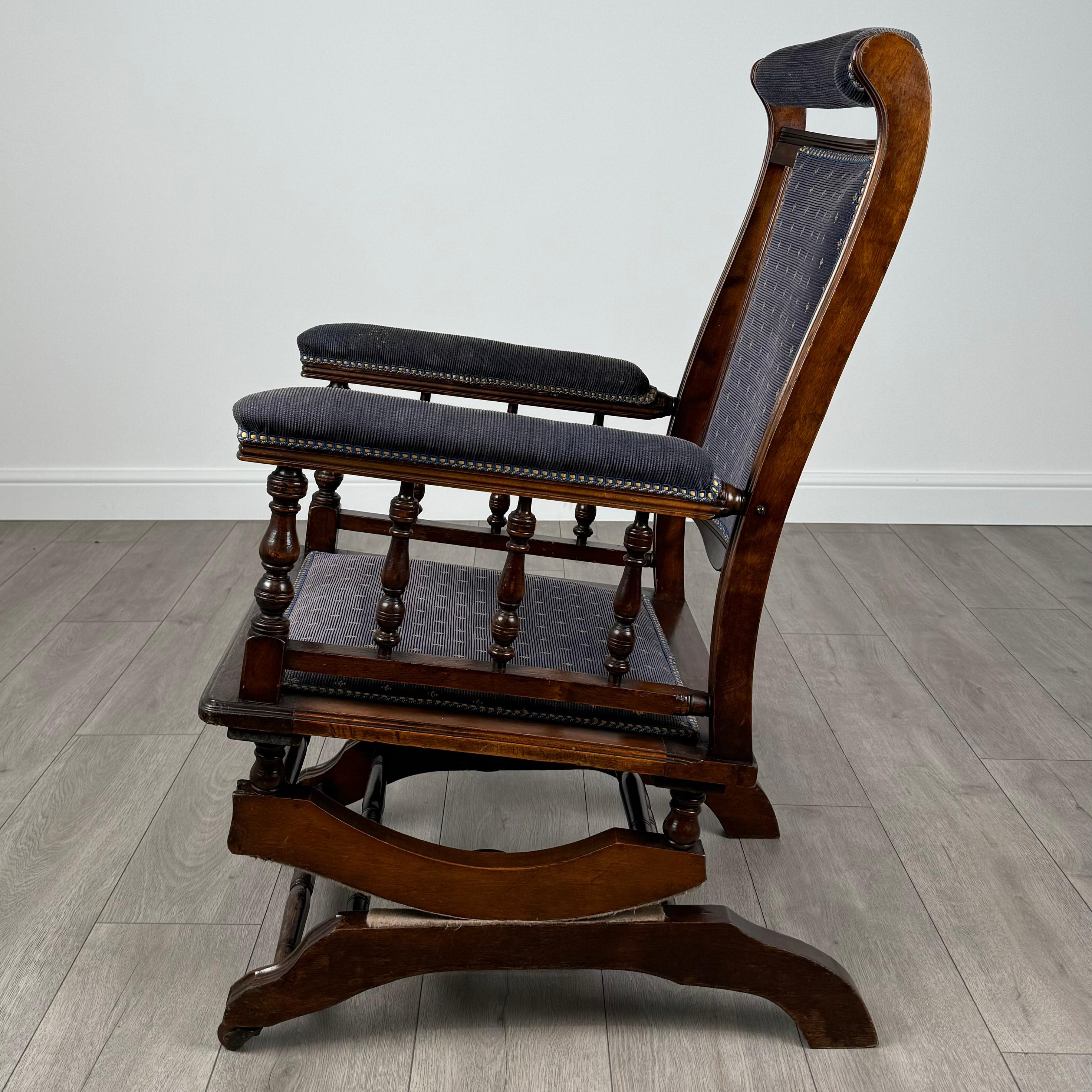 Britannique Fauteuil à bascule américain ancien du 20ème siècle en hêtre ( REF AF-3615 ) en vente