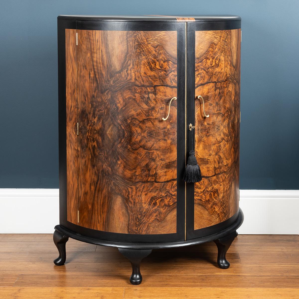 Dieser Demi-Lune-Cocktailschrank aus den 1920er Jahren ist ein eindrucksvolles Beispiel für die für diese Epoche typische Verbindung von Luxus und Geometrie. Seine elegante halbmondförmige Silhouette verleiht ihm eine skulpturale Präsenz und erfüllt