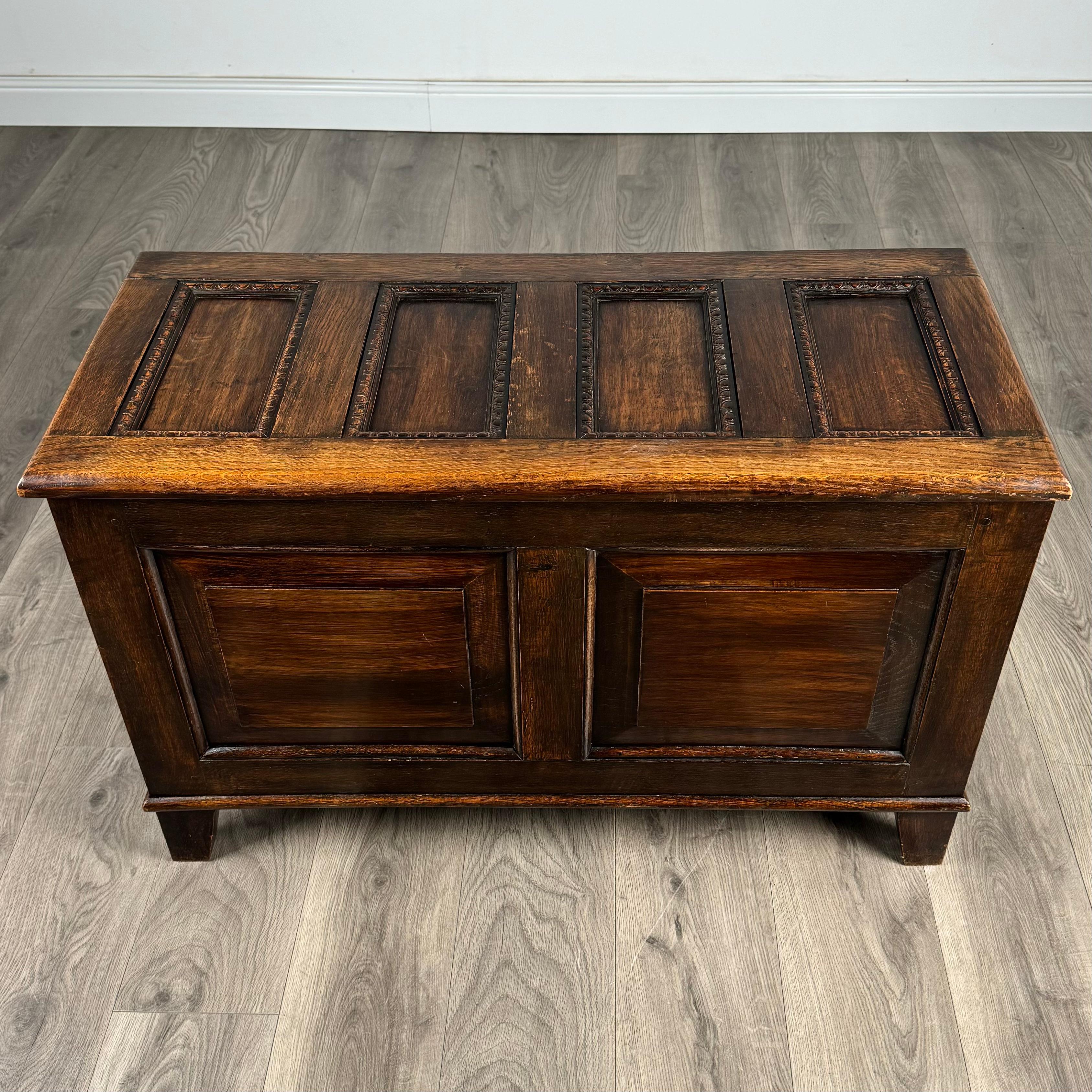 Boîte de couvertures ancienne du 20ème siècle en chêne (REF AF-3276) en vente 4