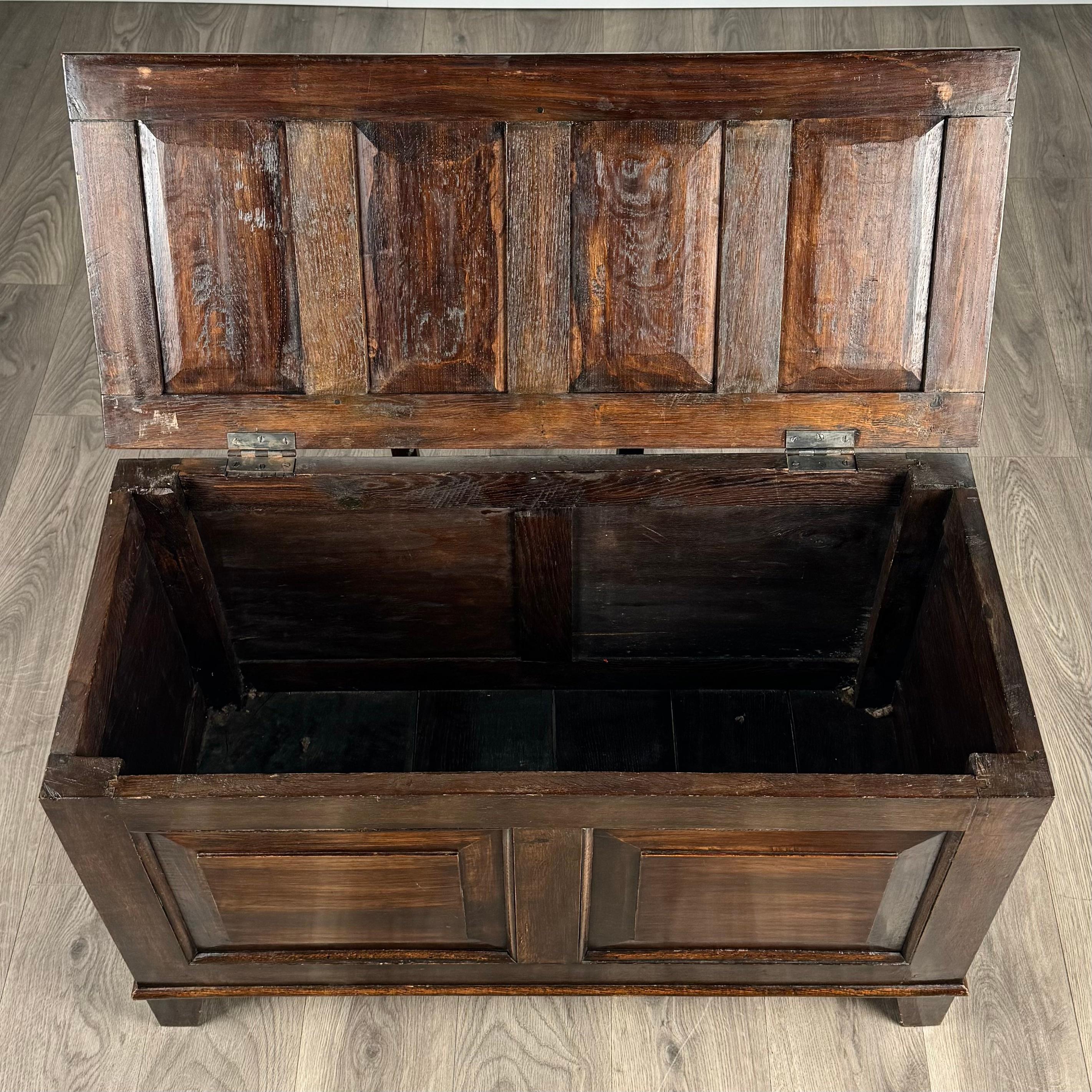 Boîte de couvertures ancienne du 20ème siècle en chêne (REF AF-3276) en vente 5
