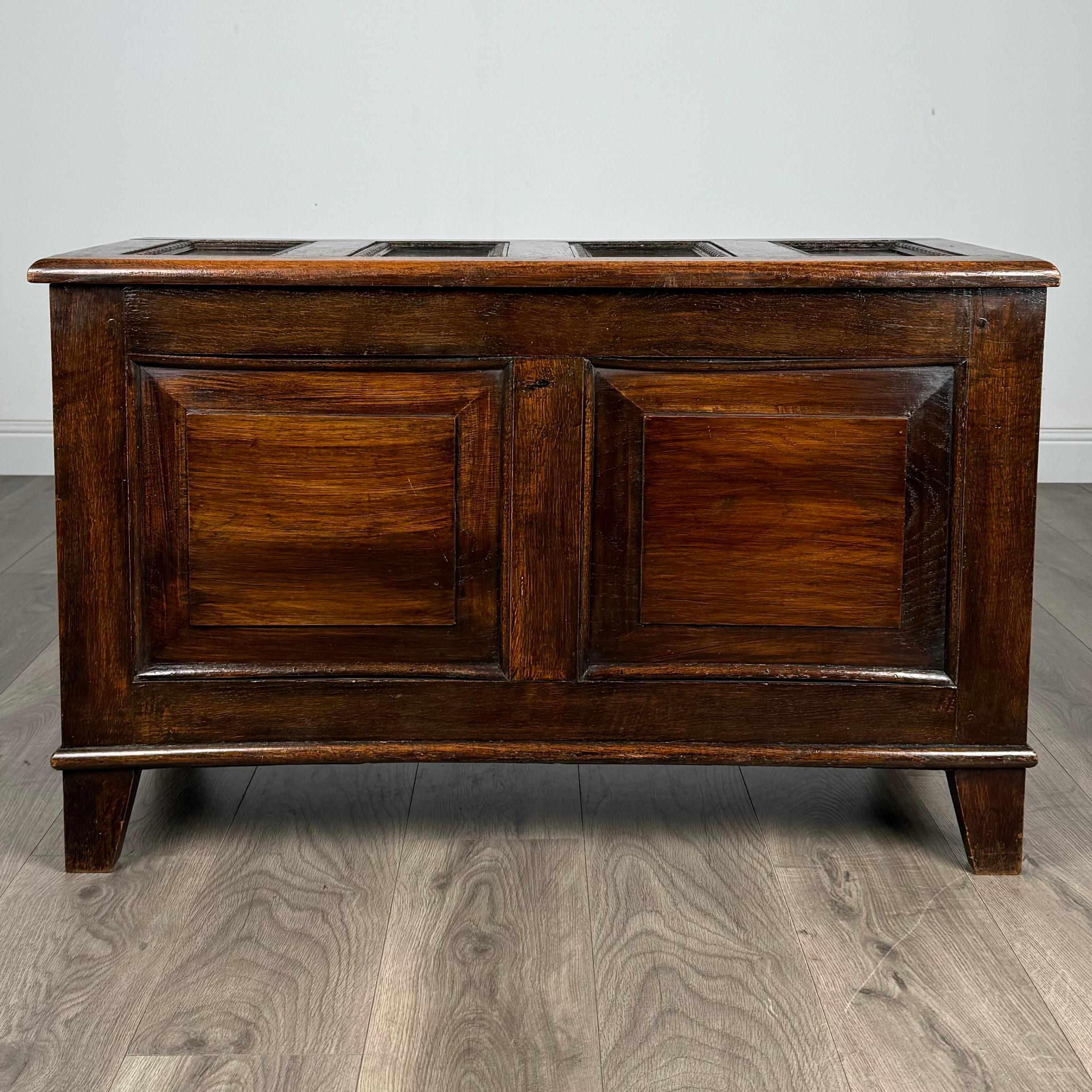 Entrez dans le charme durable du XXe siècle avec cette boîte à couvertures en chêne massif, qui témoigne à la fois de la qualité de l'artisanat et d'un design intemporel. Fabriquée en 1930, cette pièce dégage la chaleur et le caractère de son