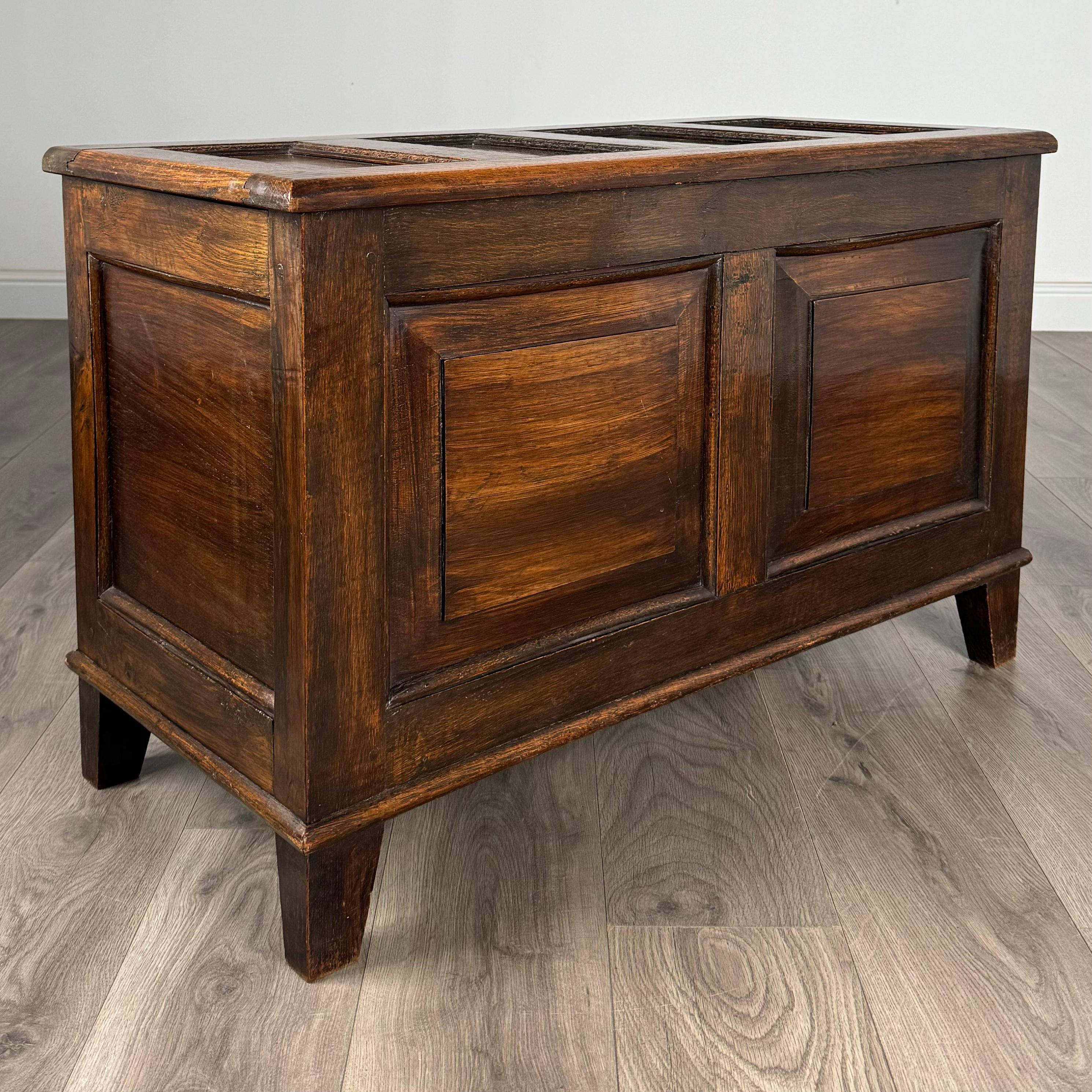 Boîte de couvertures ancienne du 20ème siècle en chêne (REF AF-3276) en vente 3