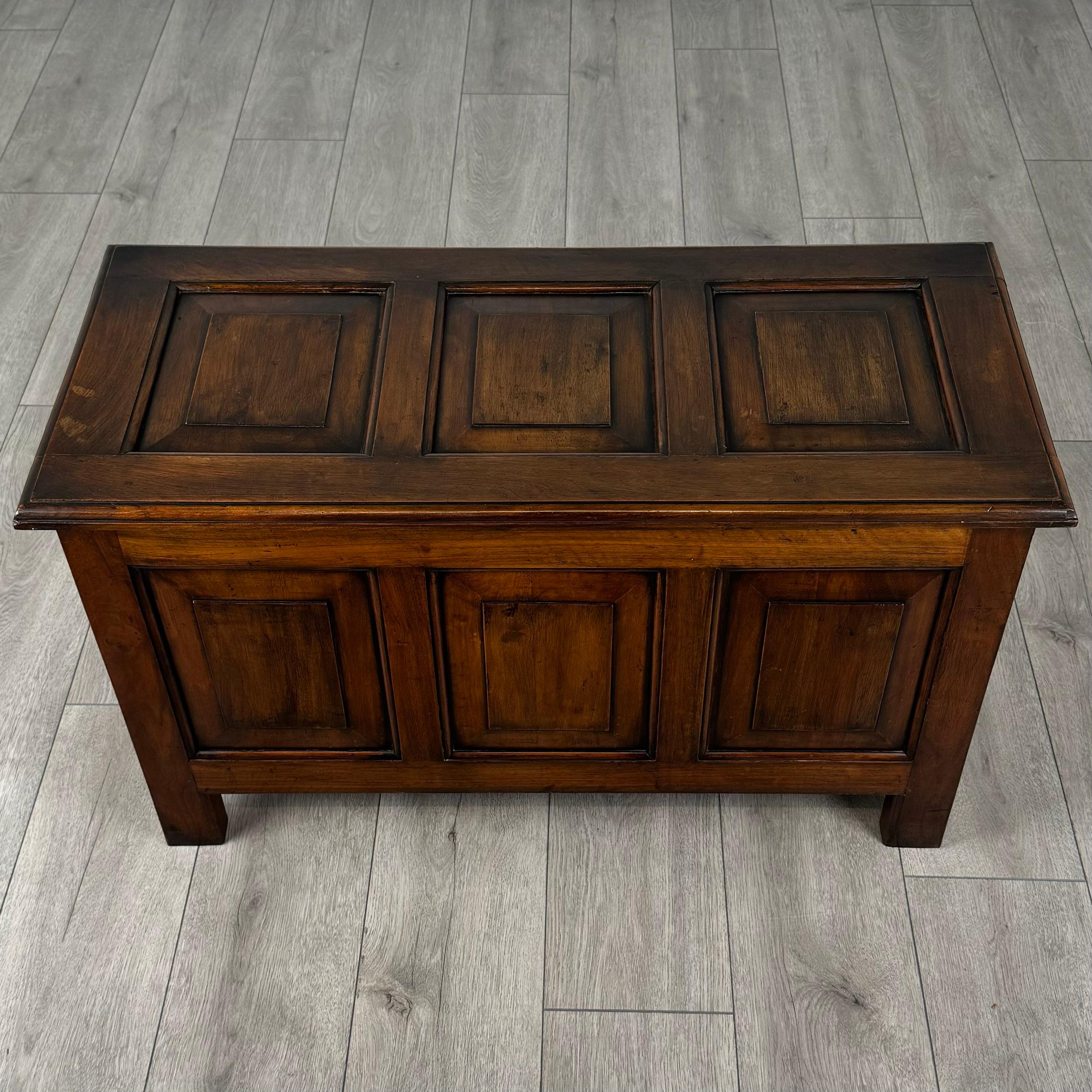 Coffre à couvertures ancien du 20ème siècle en noyer ( REF AF-3532 ) en vente 4