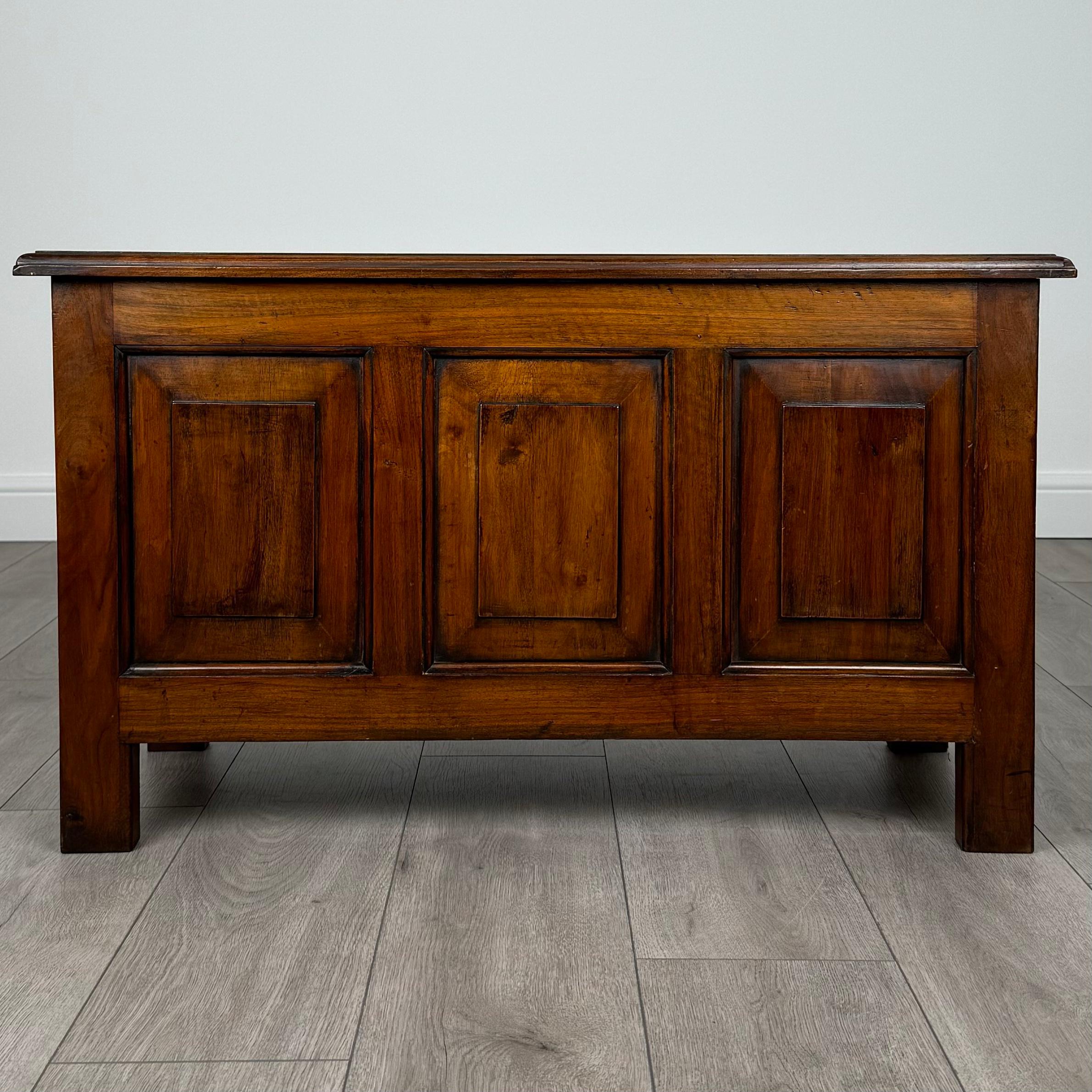 Cette élégante boîte à couvertures du XXe siècle en noyer est un magnifique exemple d'artisanat, offrant à la fois style et fonctionnalité. Il est soutenu par des pieds carrés, ce qui ajoute une touche raffinée à son design général.  
La boîte