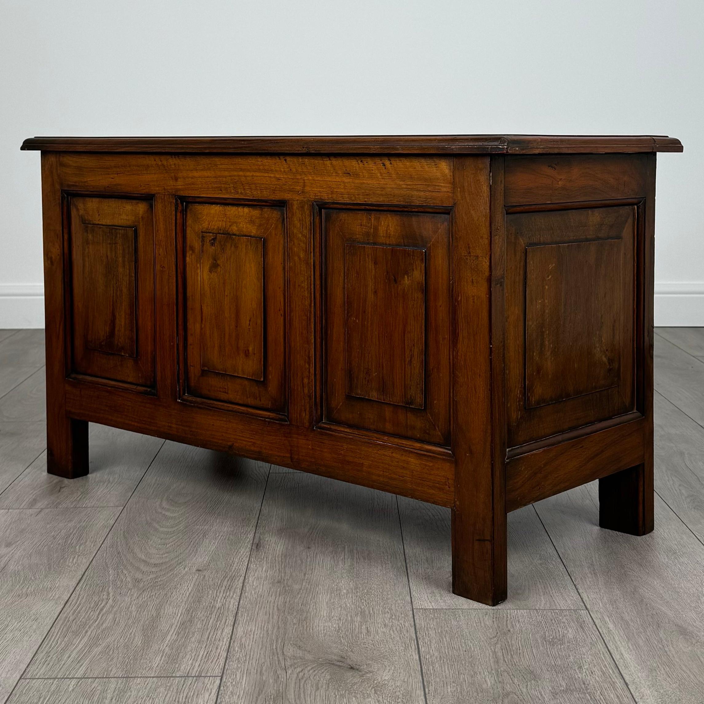 Britannique Coffre à couvertures ancien du 20ème siècle en noyer ( REF AF-3532 ) en vente