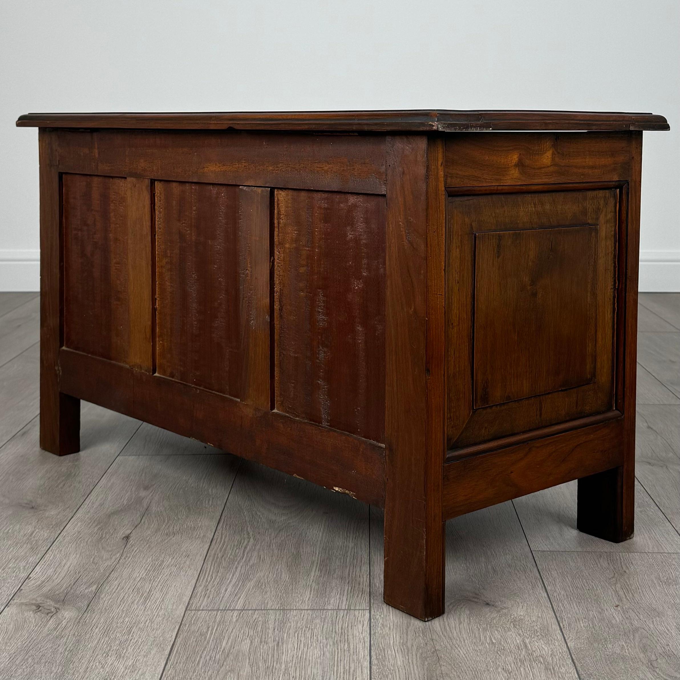 Coffre à couvertures ancien du 20ème siècle en noyer ( REF AF-3532 ) en vente 1