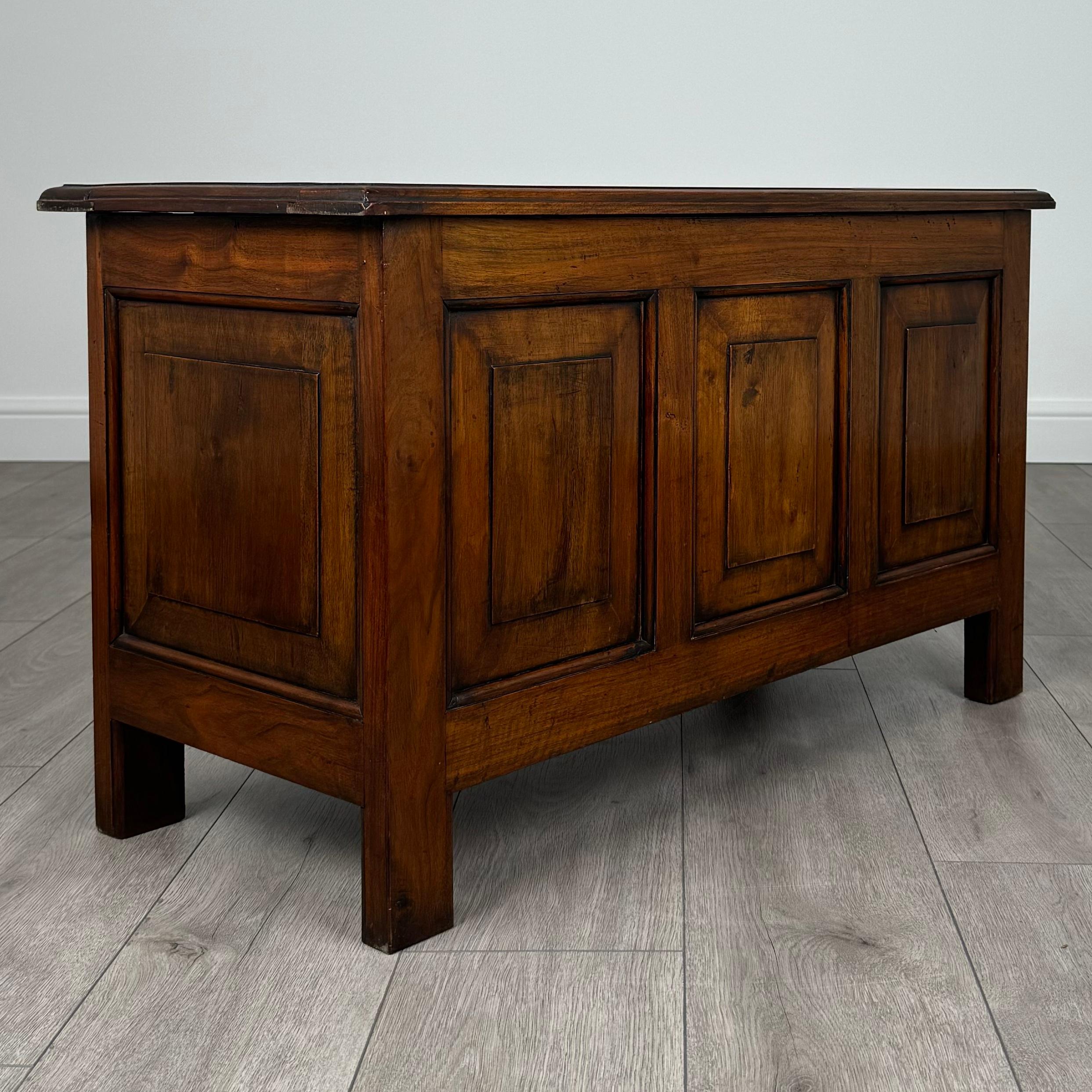 Coffre à couvertures ancien du 20ème siècle en noyer ( REF AF-3532 ) en vente 3