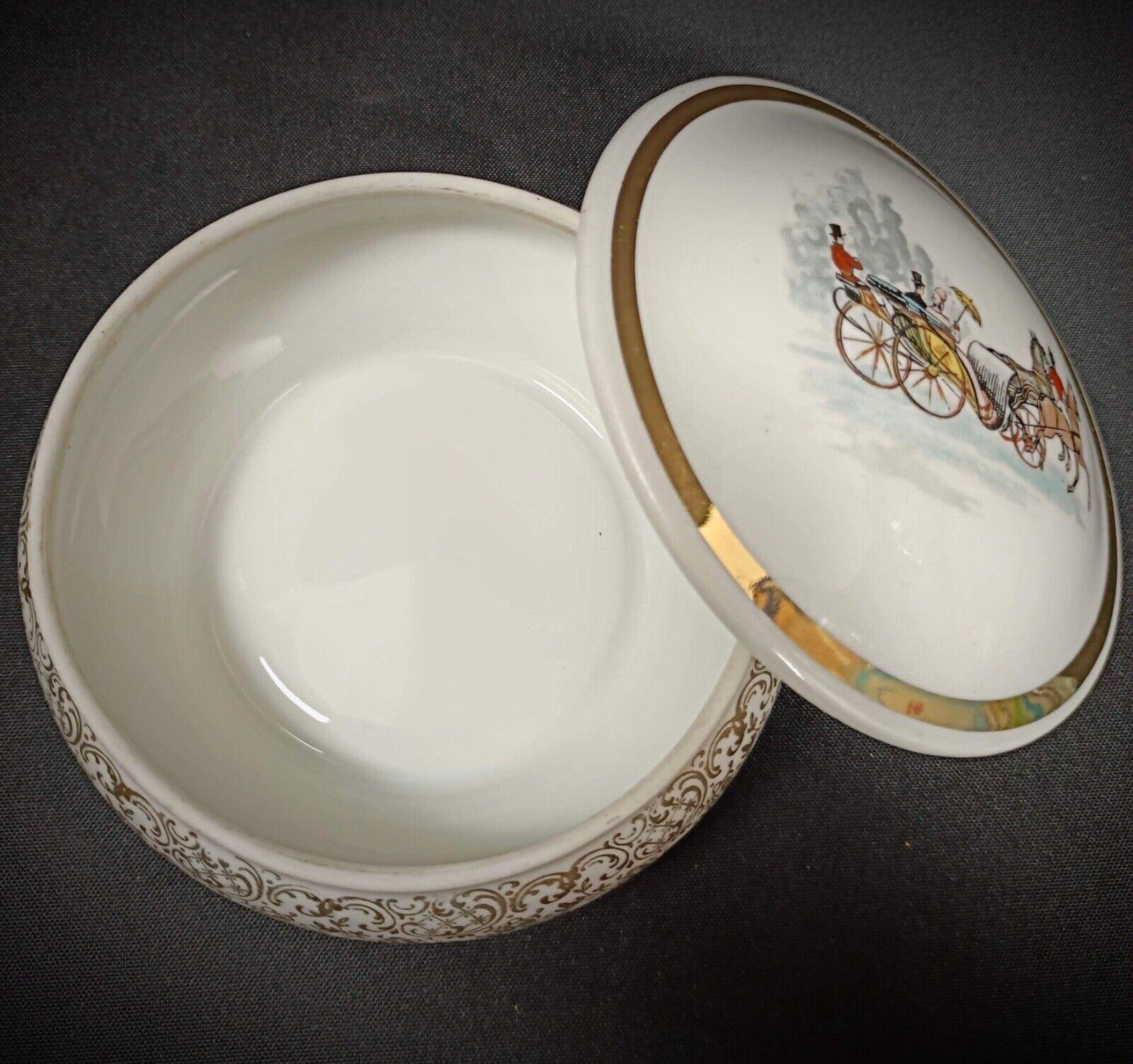 Français Ancienne Bonbonnière du 20ème siècle en I.L.A. véritable Porcelaine, Scène de Coach  - 2Y128 en vente