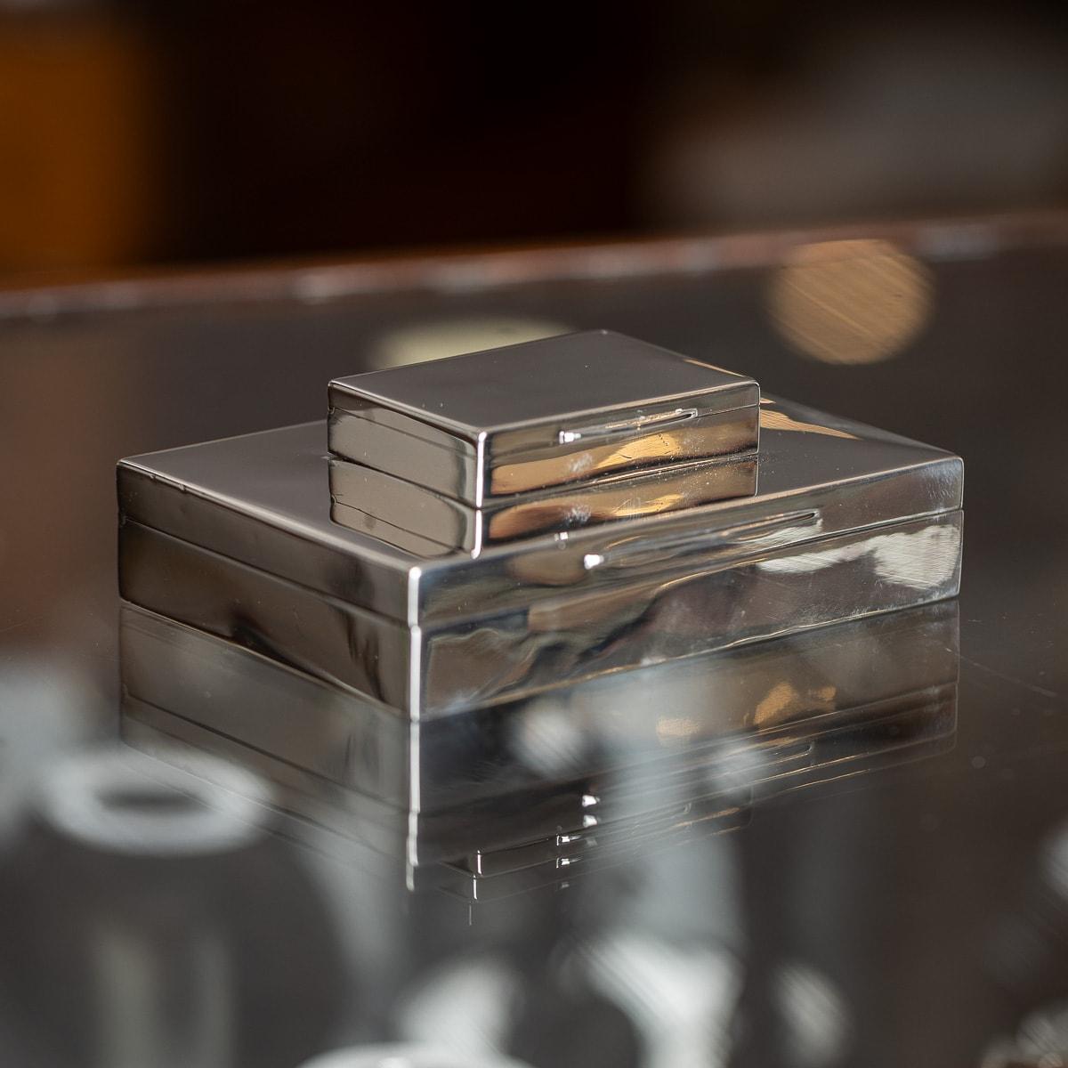 Ancienne boîte à cigares en argent massif britannique du début du 20e siècle à deux étages. Cette boîte rectangulaire et polie est doublée de cèdre. Le compartiment inférieur, conçu pour les cigares, est doté d'un couvercle à charnière partiellement
