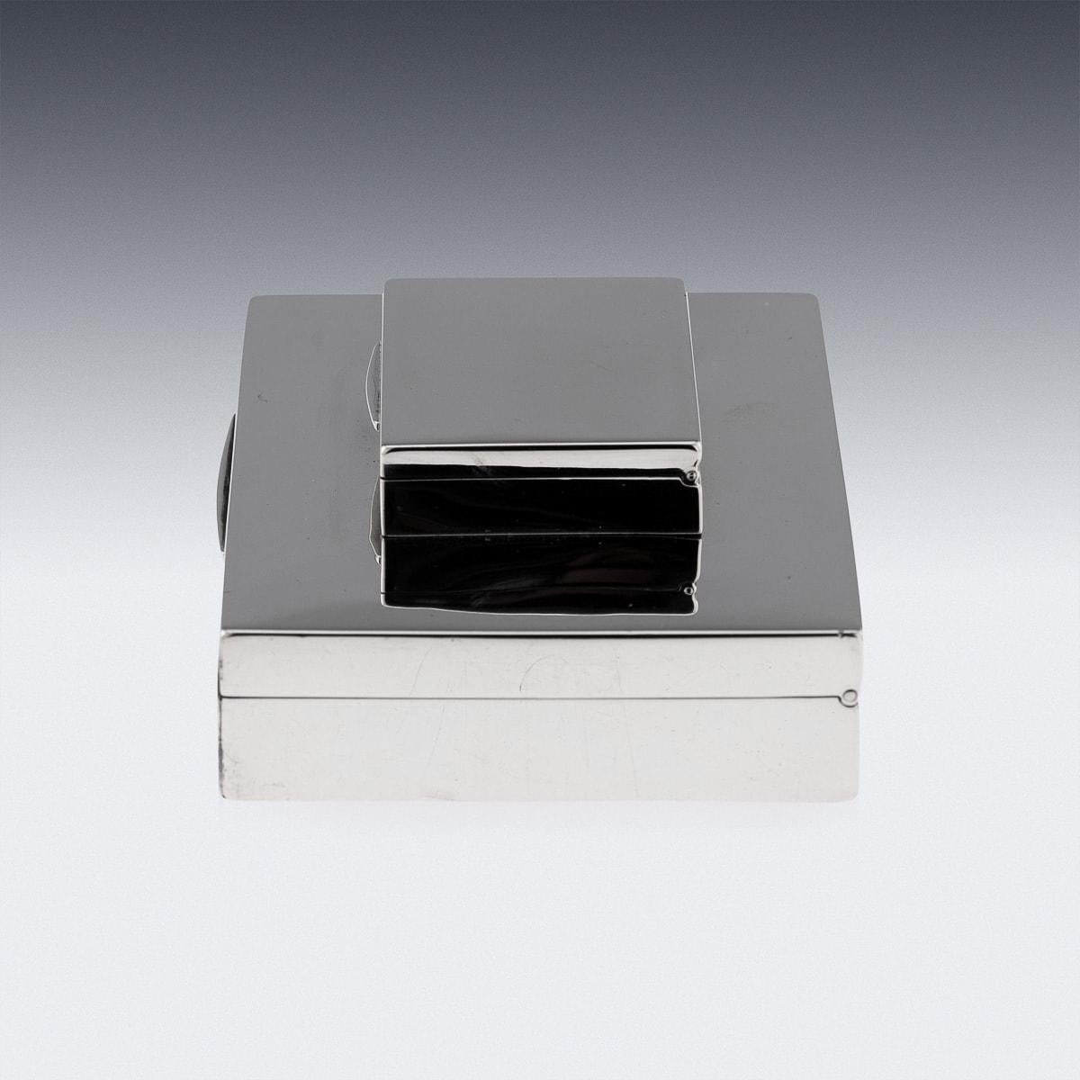 Britannique Boîte à cigares britannique du 20ème siècle à deux niveaux en argent massif, Asprey & Co, vers 1920 en vente