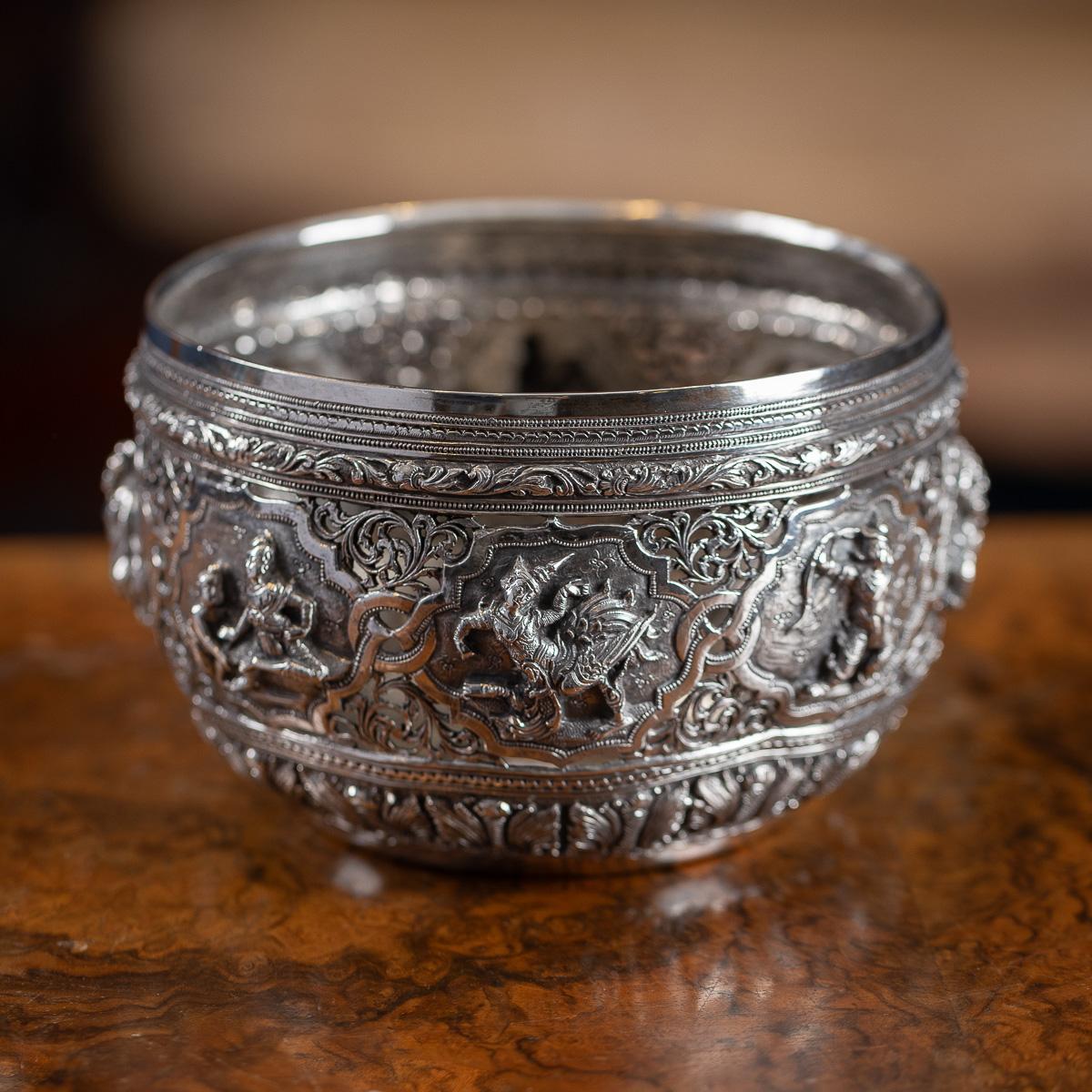 Antique début du 20ème siècle, exceptionnellement rare bol en argent massif birman (Myanmar) repoussé, très bien réalisé en argent lourd et décoré en haut relief d'une scène continue représentant la mythologie birmane. L'exécution est