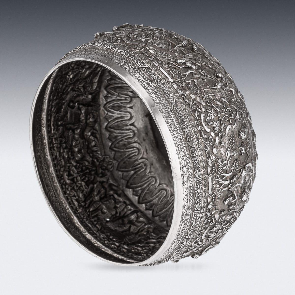 20ième siècle Ancienne coupe birmane en argent massif repoussé du 20e siècle 