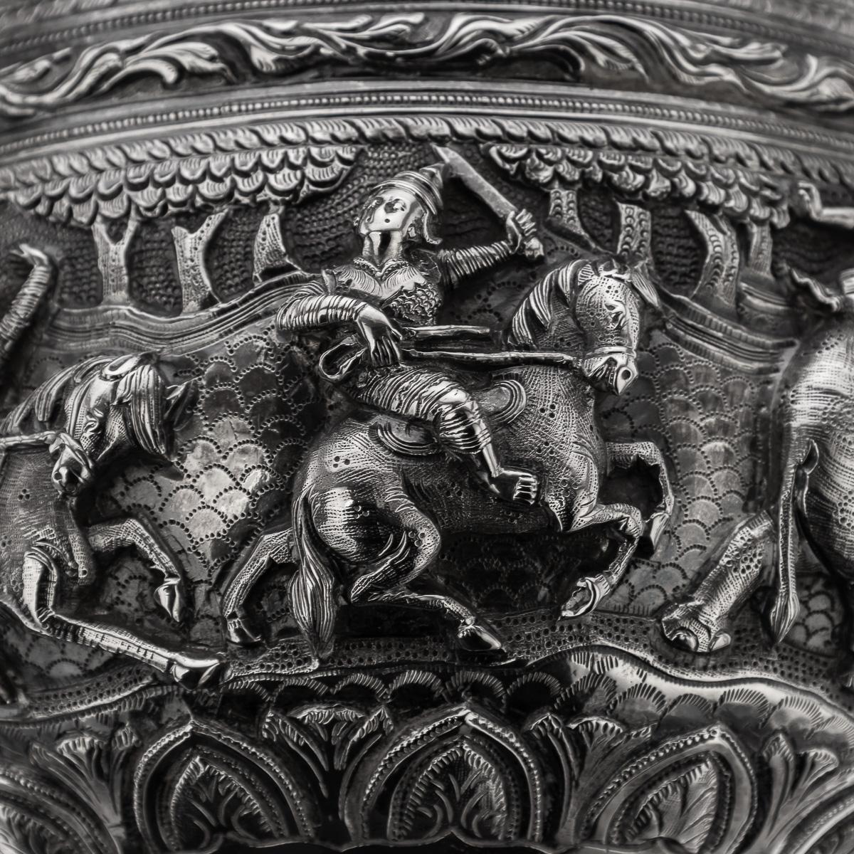 Ancienne coupe birmane en argent massif repoussé du 20e siècle 