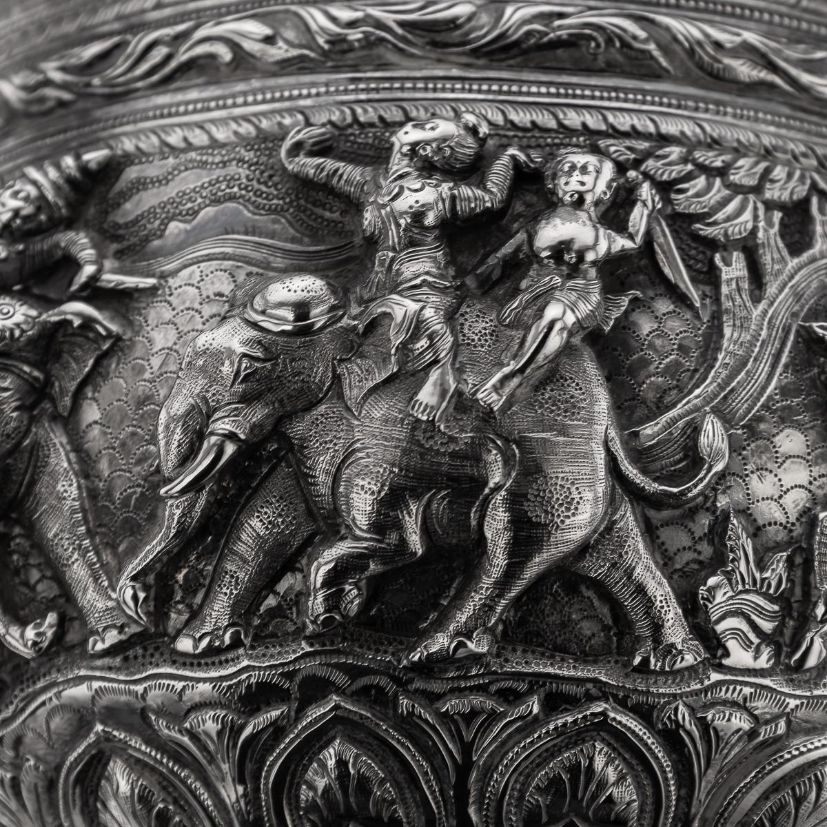 Ancienne coupe birmane en argent massif repoussé du 20e siècle 