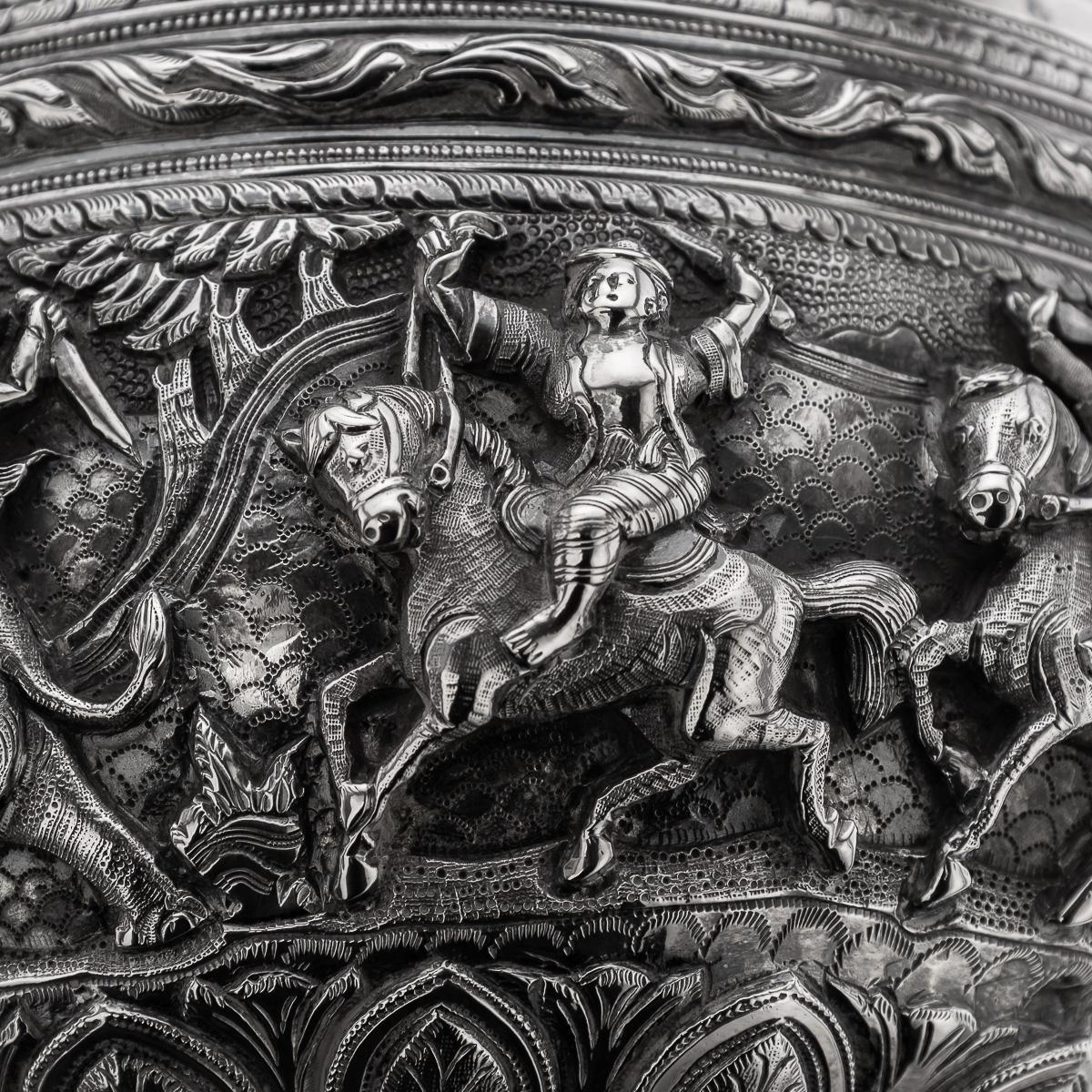 Ancienne coupe birmane en argent massif repoussé du 20e siècle 