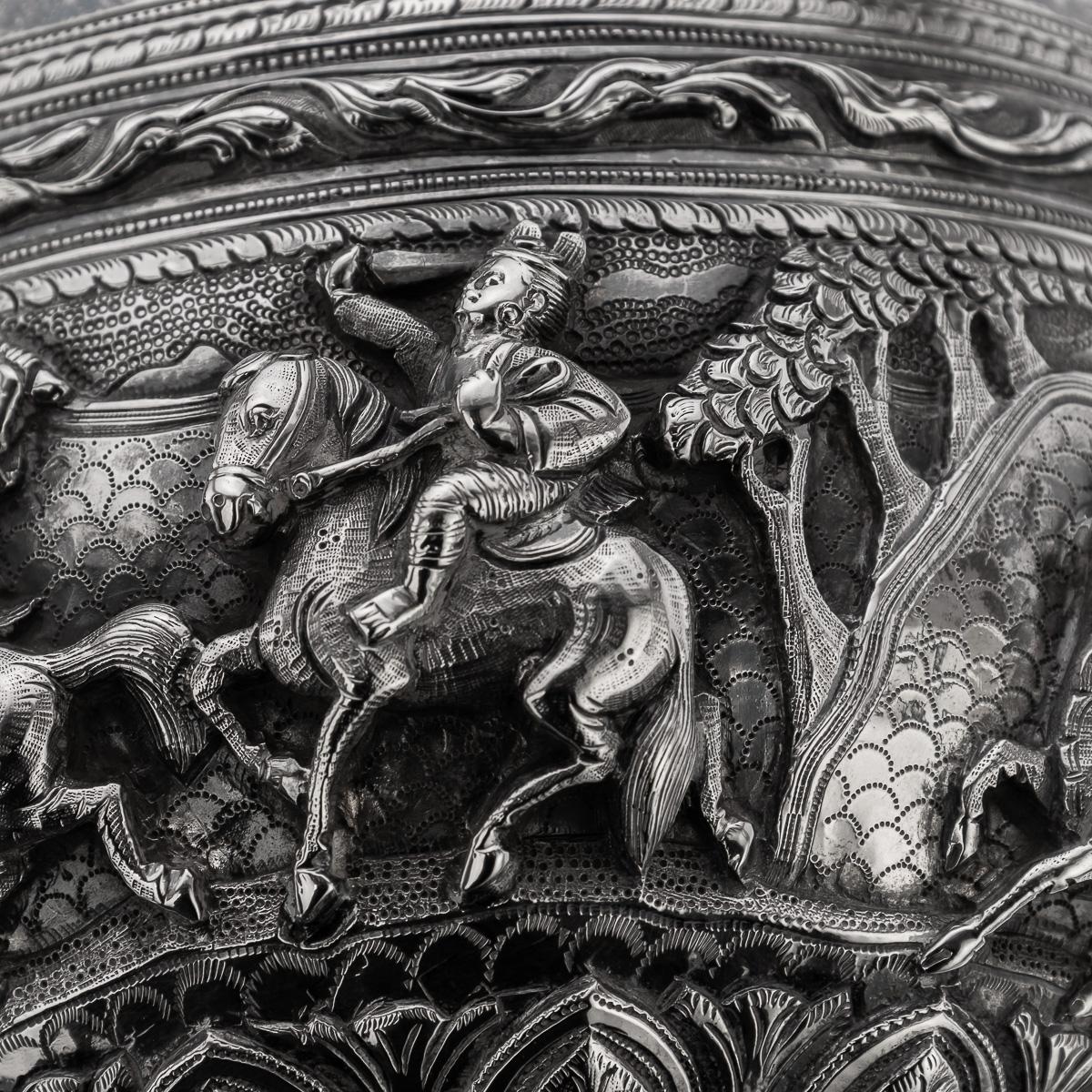 Ancienne coupe birmane en argent massif repoussé du 20e siècle 