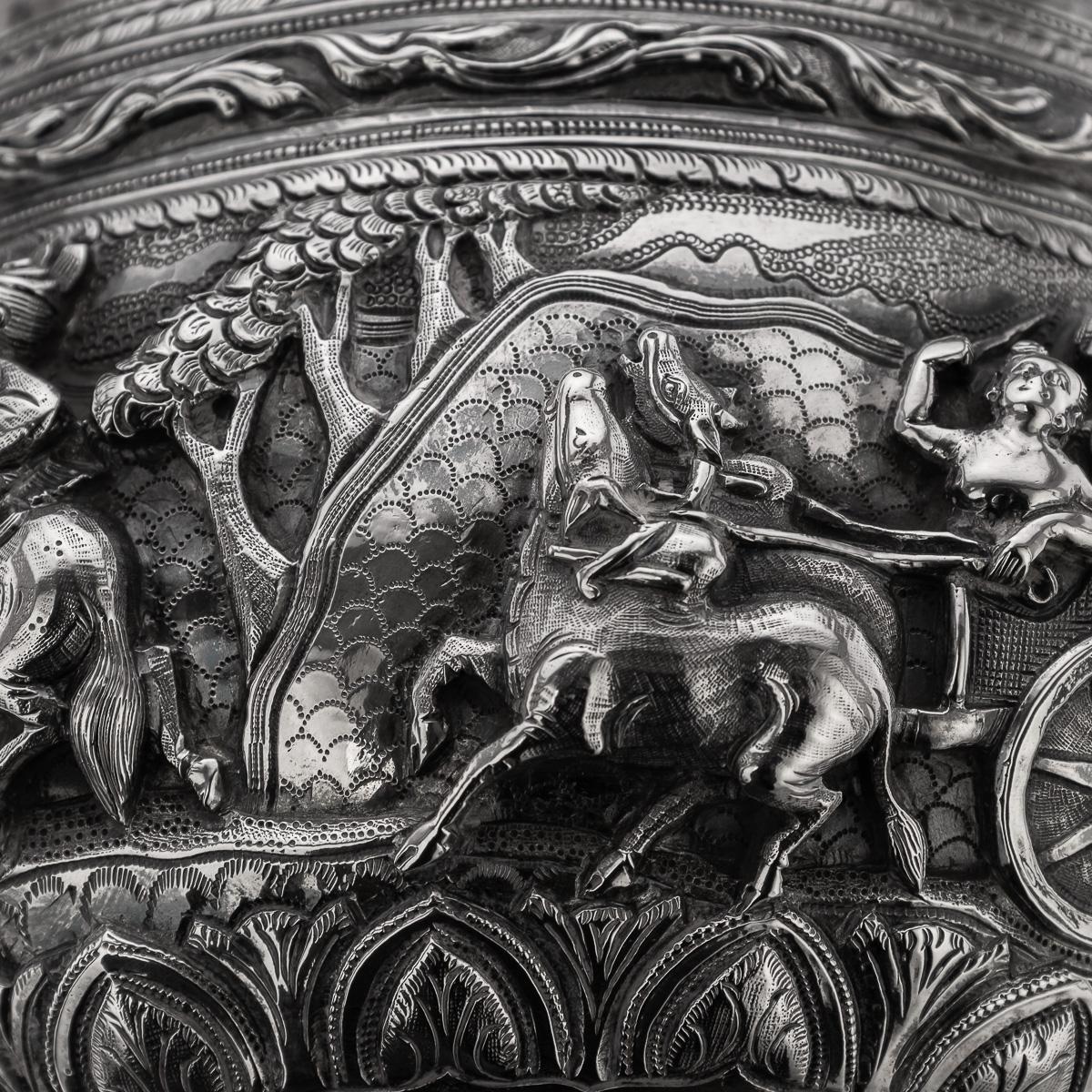 Ancienne coupe birmane en argent massif repoussé du 20e siècle 