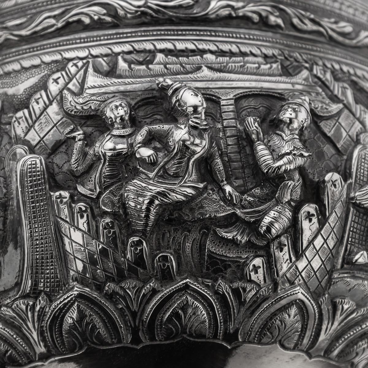 Ancienne coupe birmane en argent massif repoussé du 20e siècle 