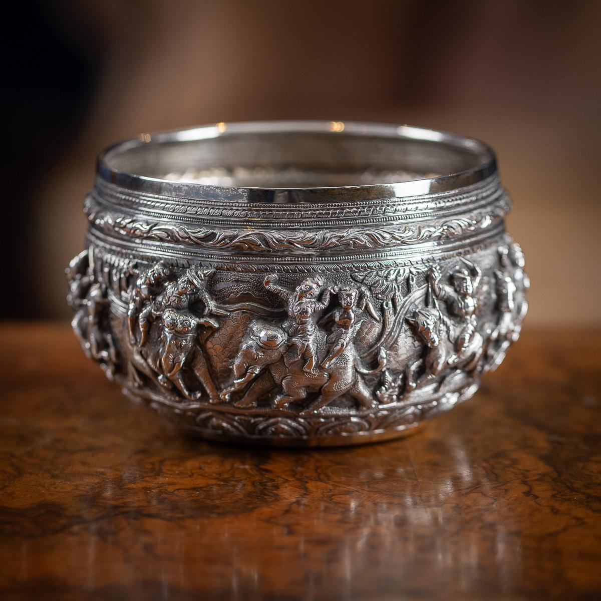 Antique bol en argent massif birman (Myanmar) du 20e siècle de forme circulaire, finement ciselé de scènes détaillées du Mahajanaka Jataka. Dans le Mahajanaka Jataka, le bodhisattva qui renaîtra plus tard sous le nom de Siddhartha Gautama