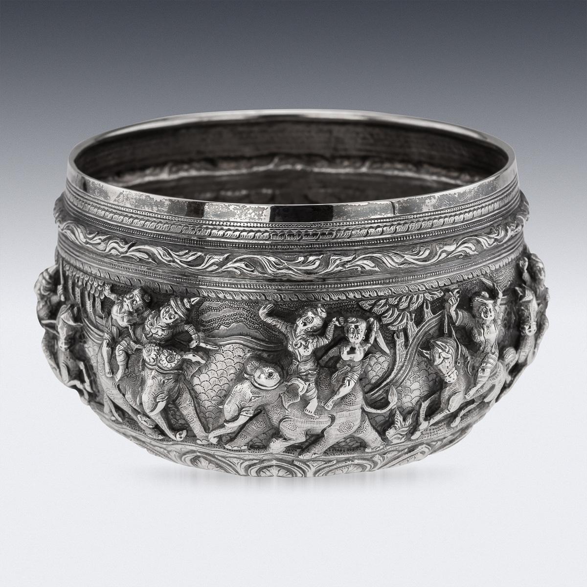 Birman Ancienne coupe birmane en argent massif repoussé du 20e siècle 